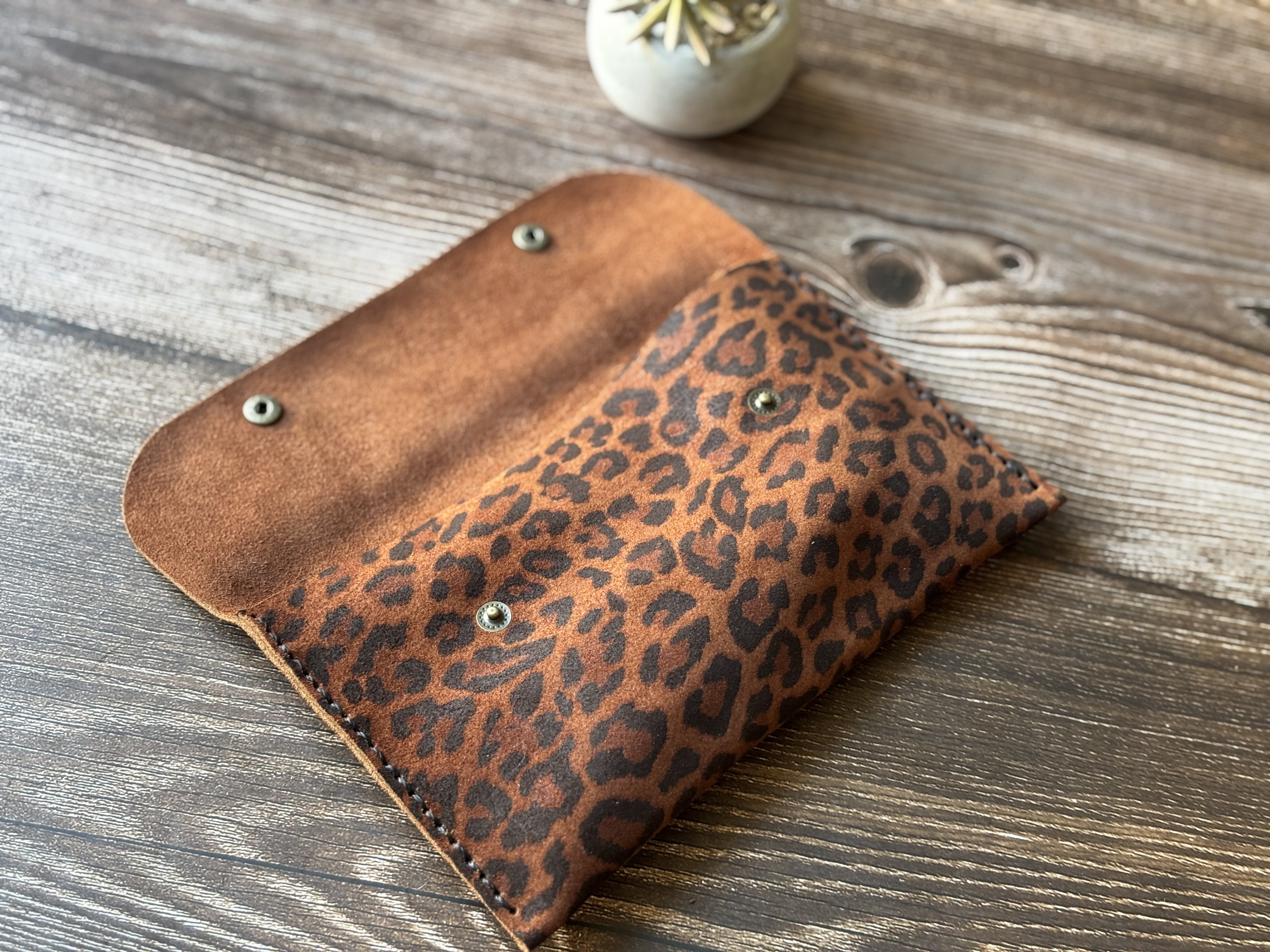 Estuche de cuero color Leopardo Tabaco L 2