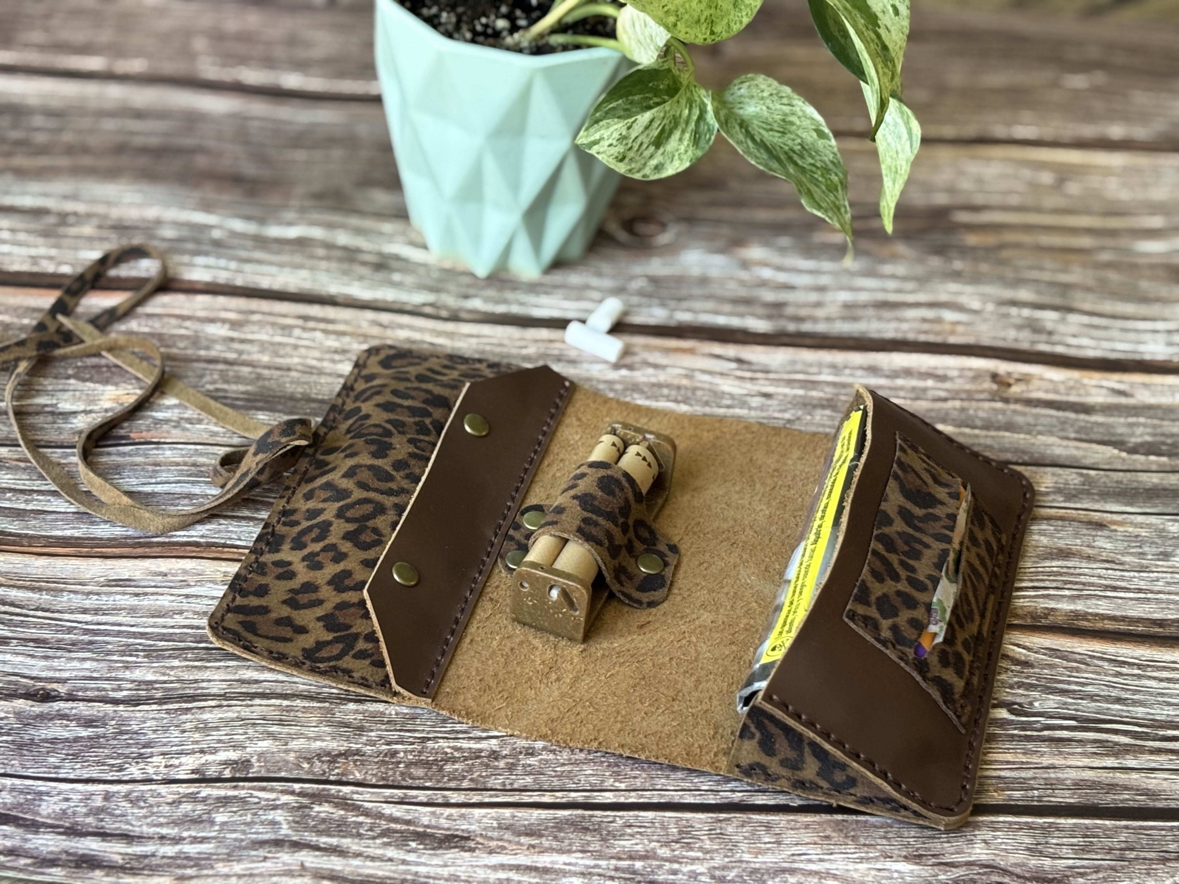 Tabaquera de cuero color Leopardo Chocolate 5