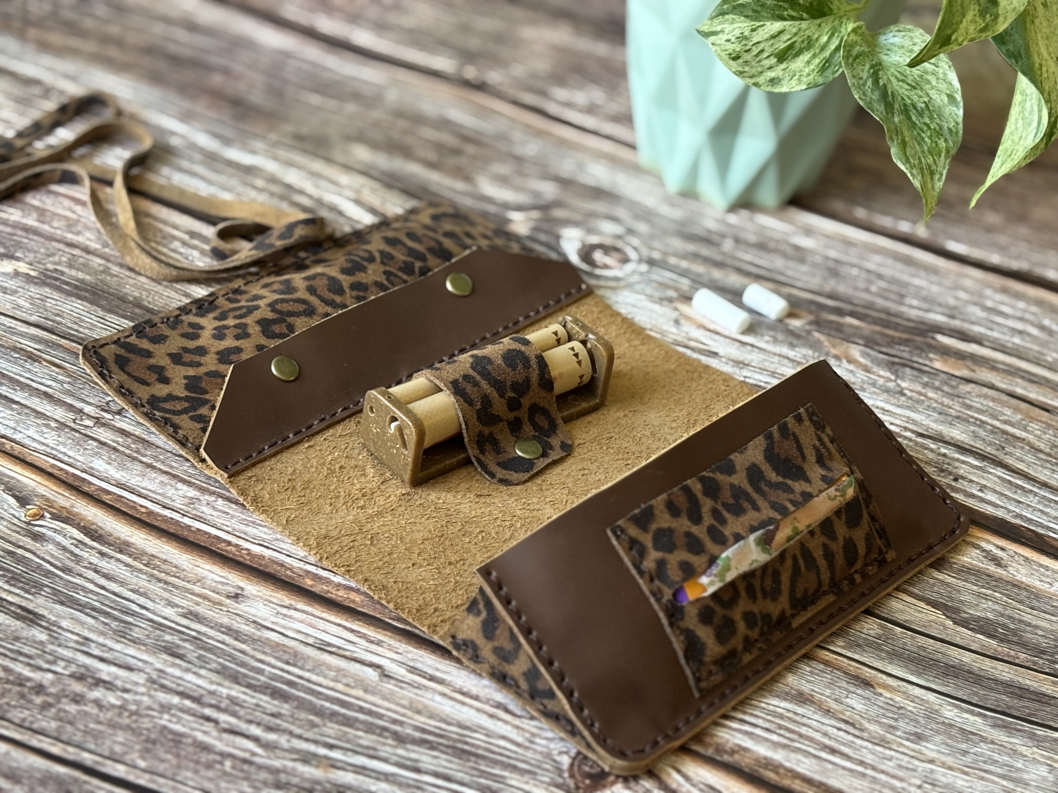 Tabaquera de cuero color Leopardo Chocolate 2