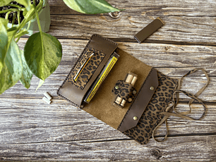 Tabaquera de cuero color Leopardo Chocolate