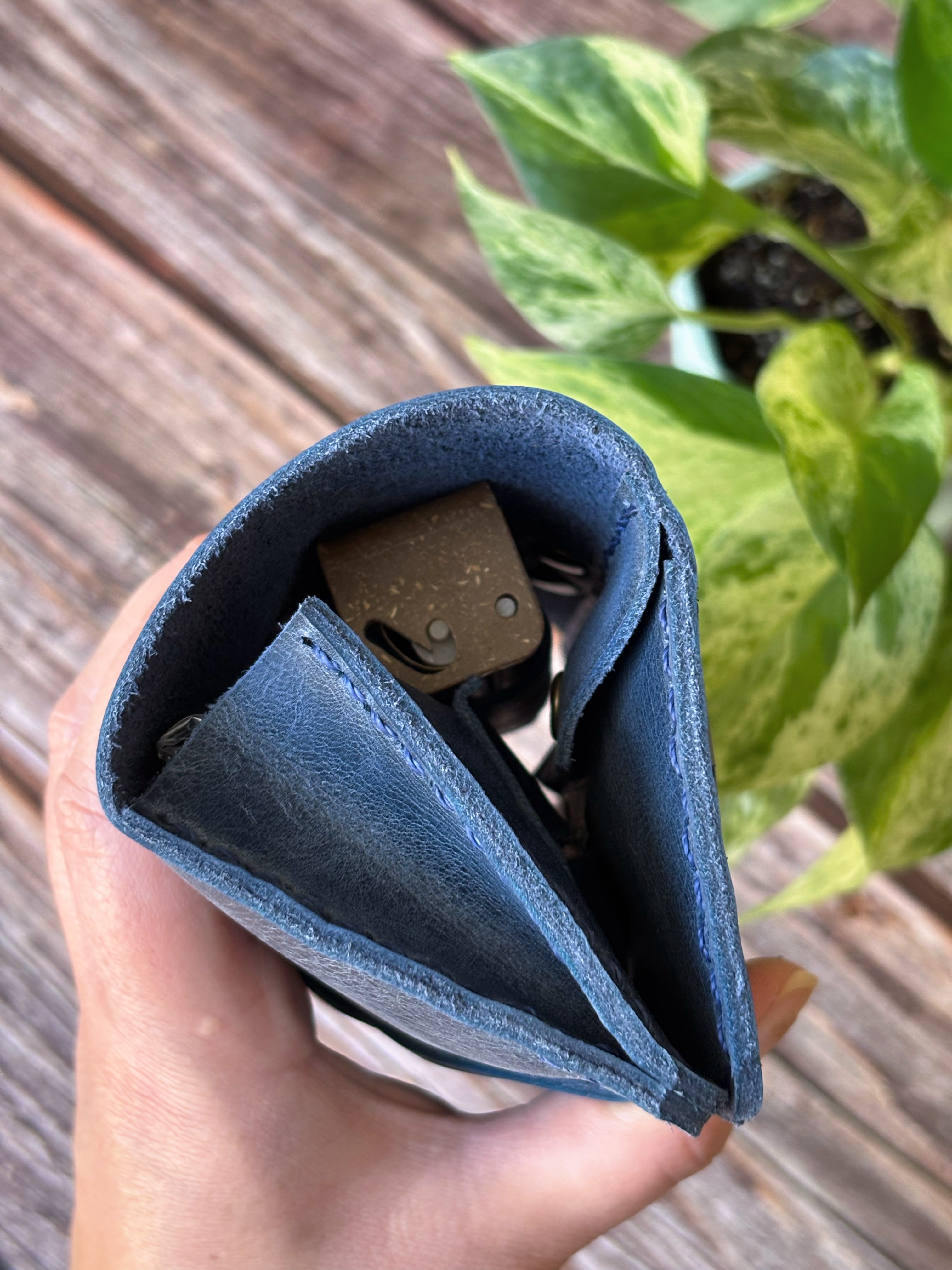 Tabaquera de cuero color azul 4