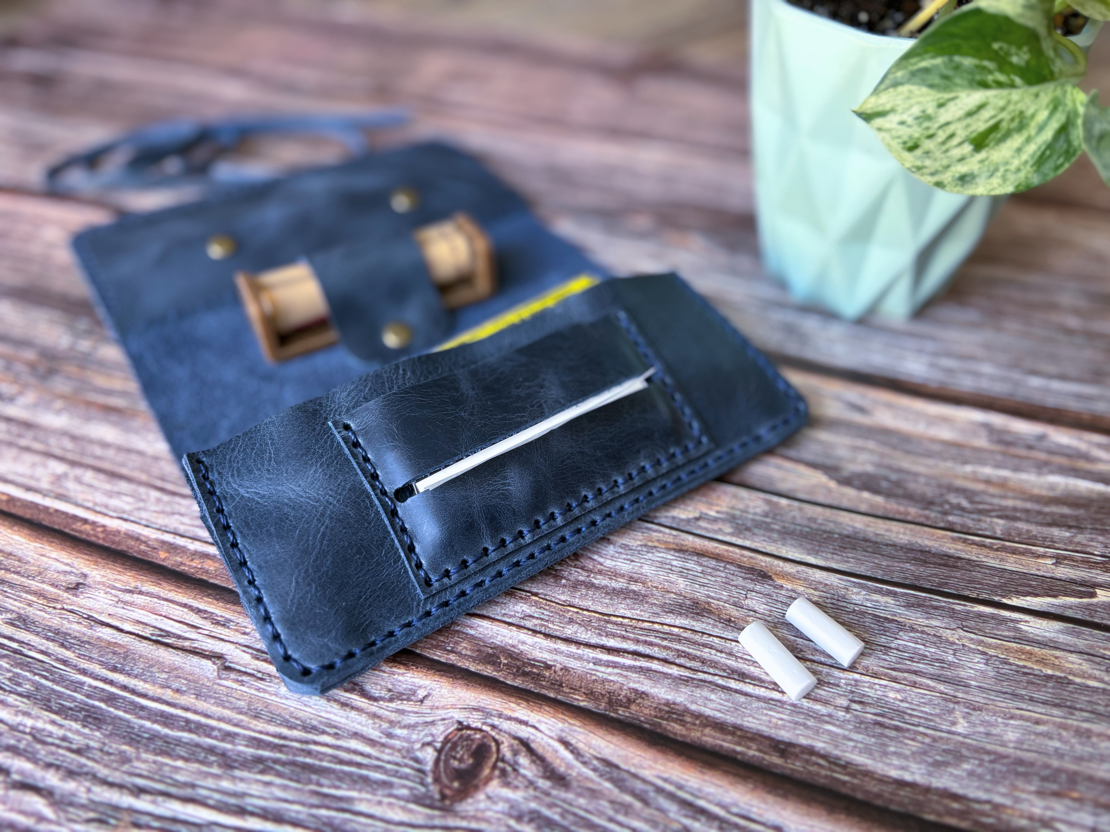 Tabaquera de cuero color azul 2