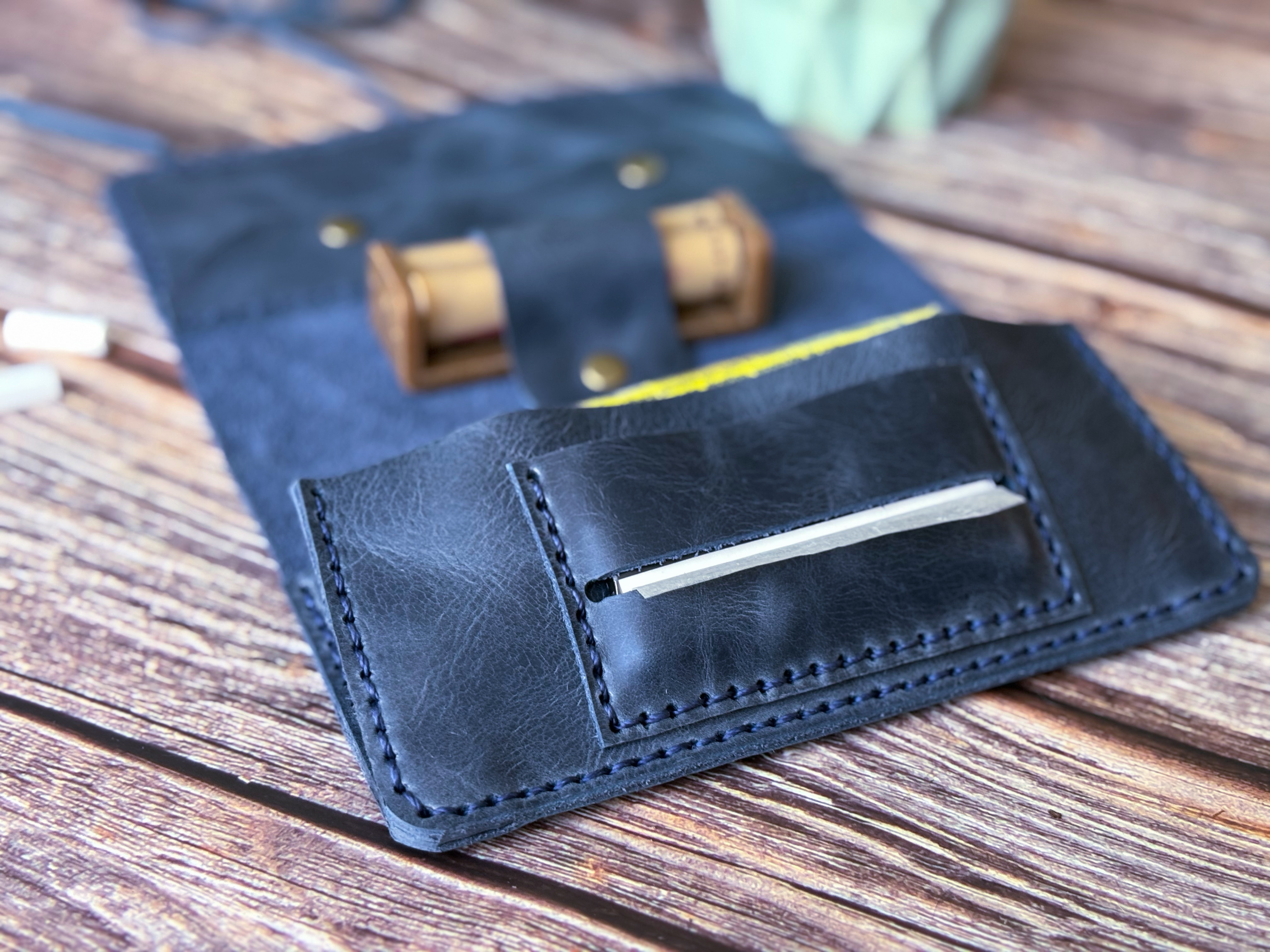 Tabaquera de cuero color azul 10