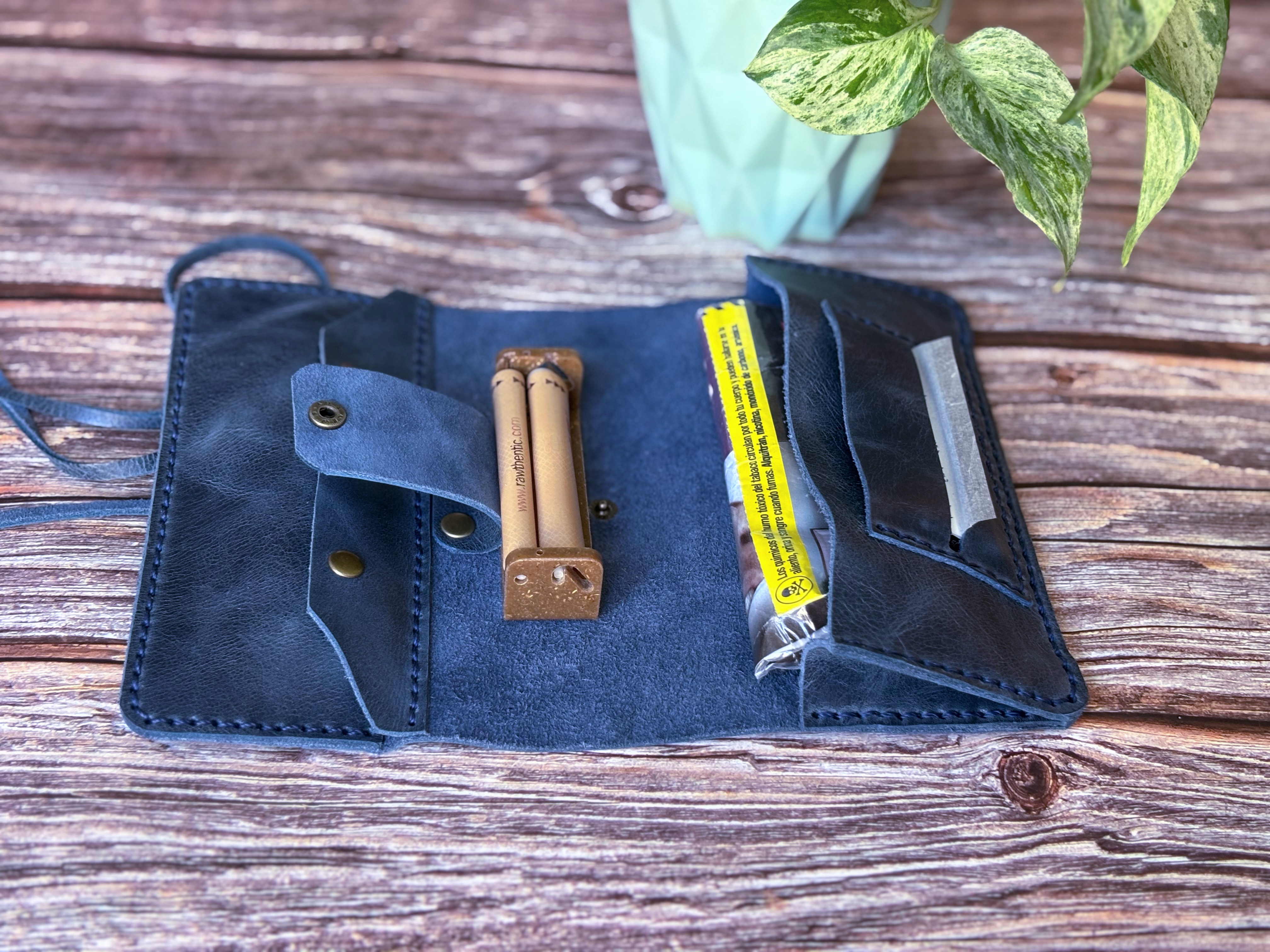 Tabaquera de cuero color azul 11