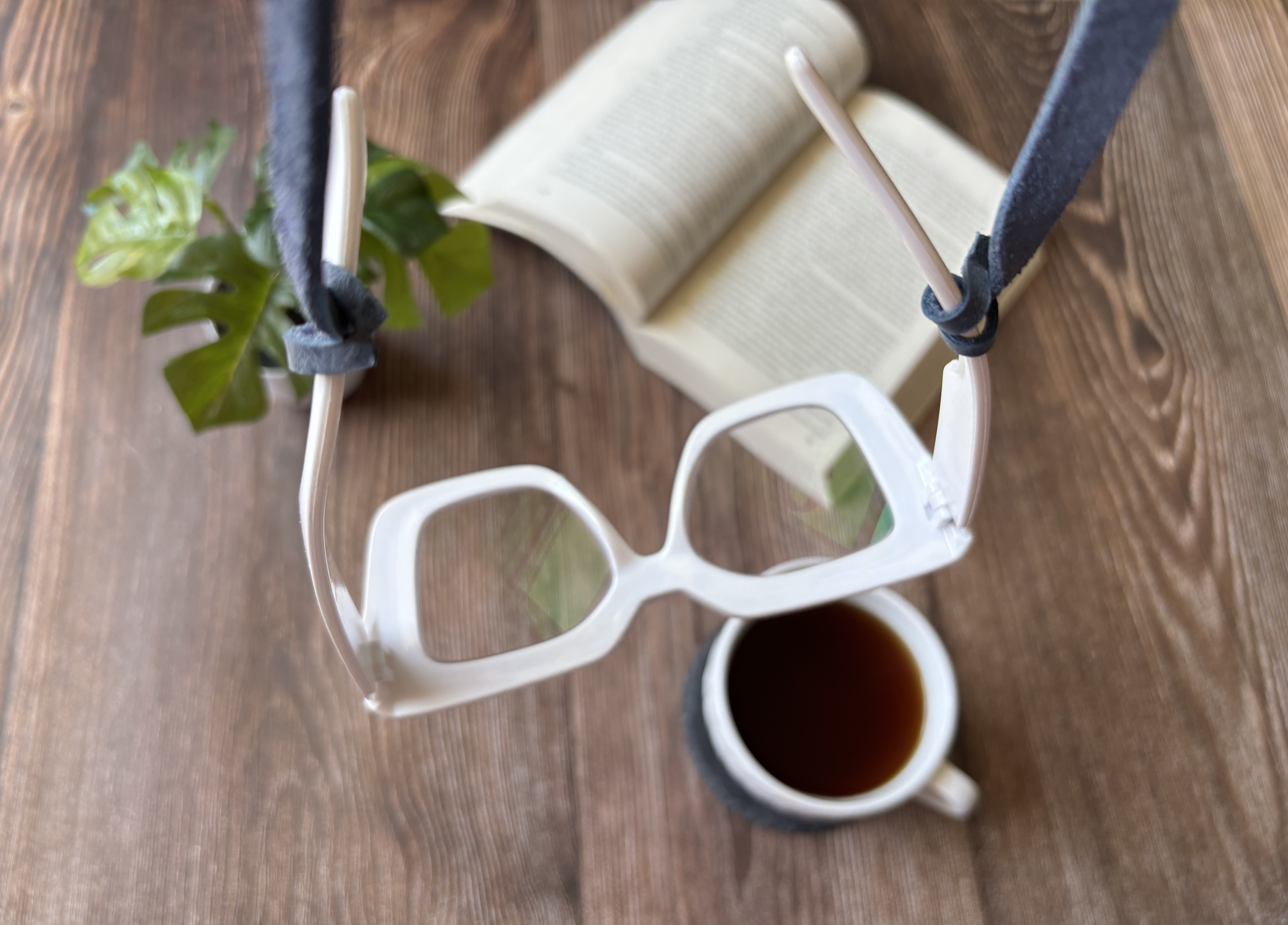 Correa de cuero para lentes ópticos o de sol color azul 3