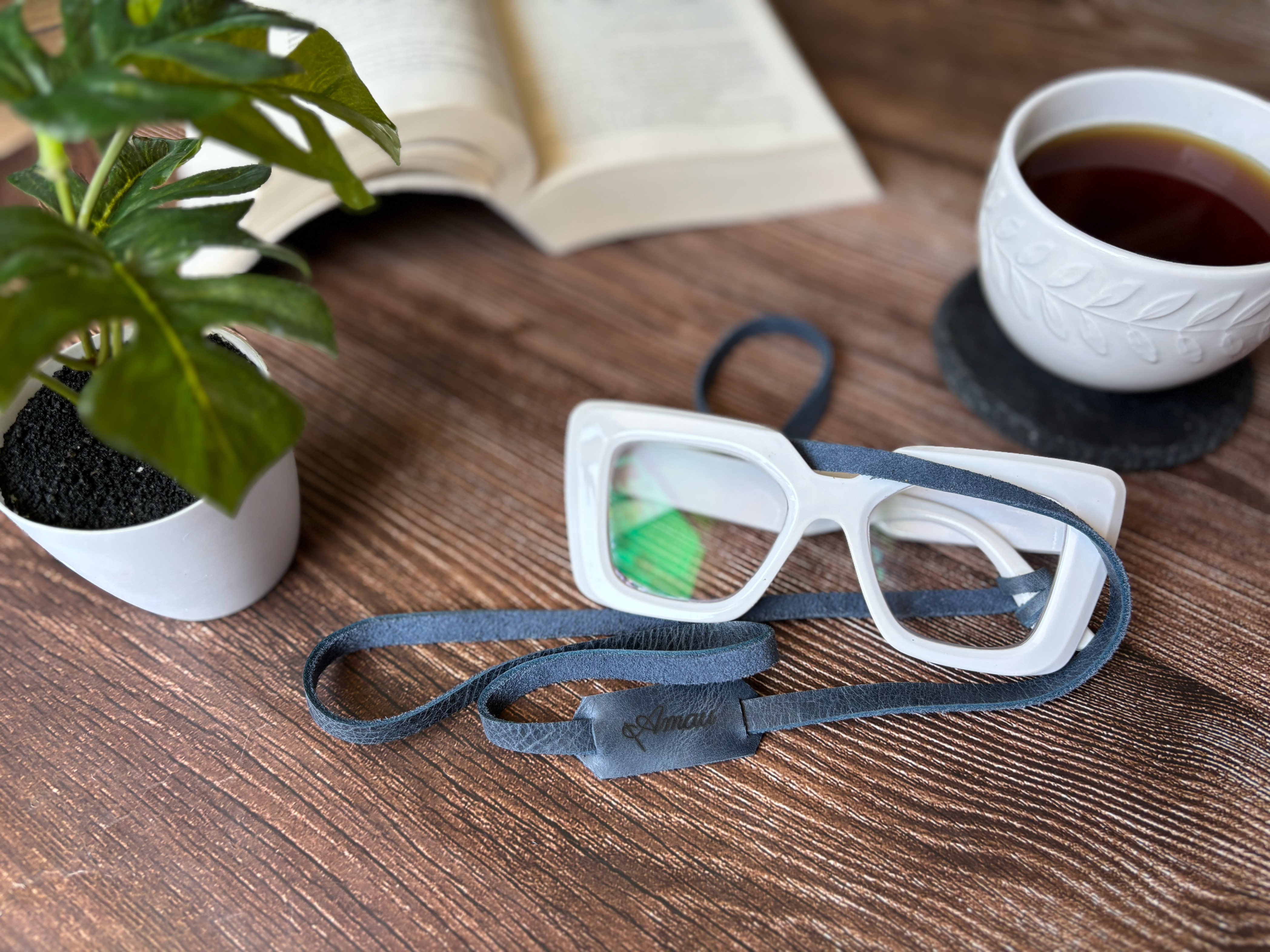 Correa de cuero para lentes ópticos o de sol color azul 5