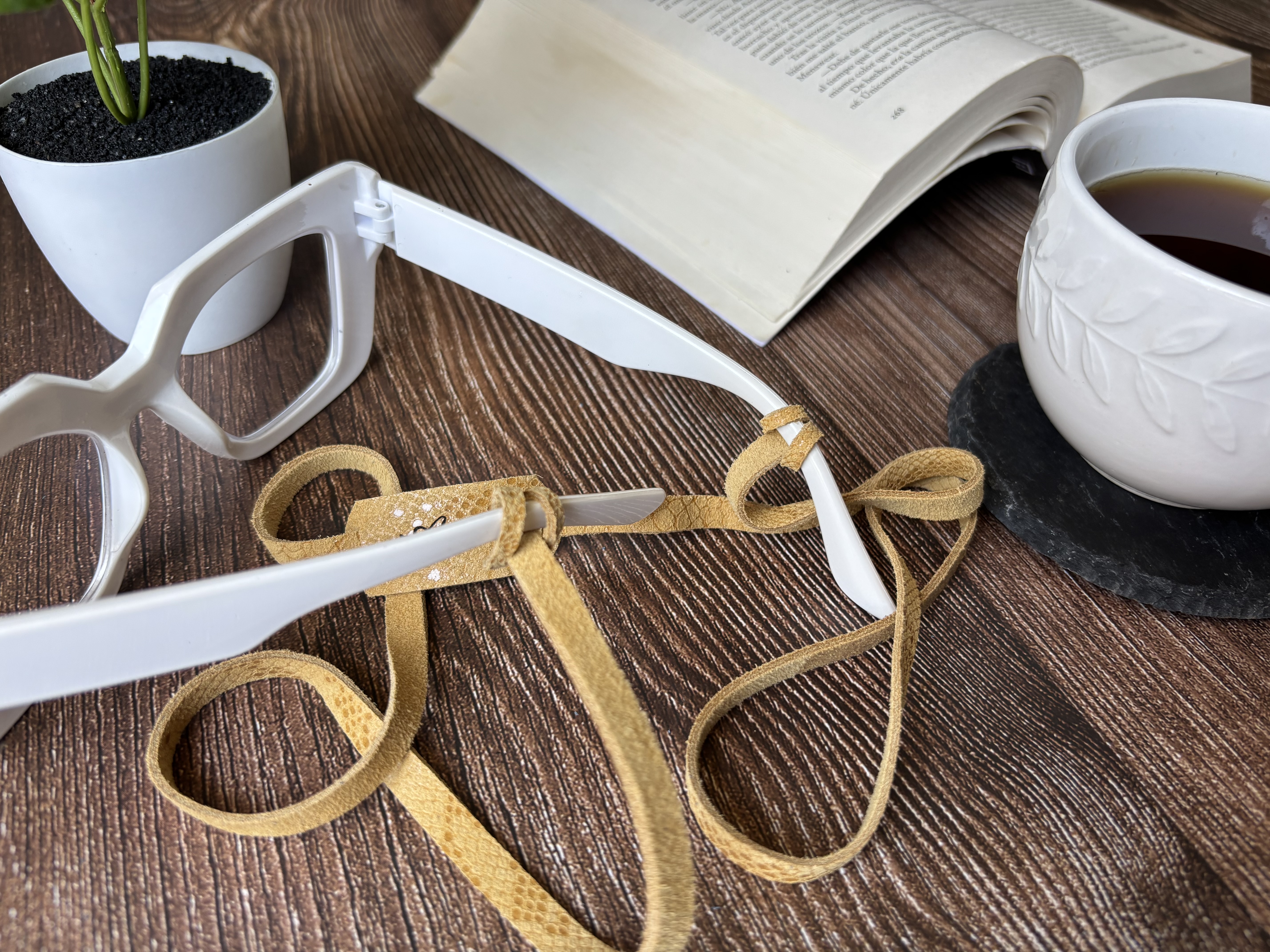 Correa de cuero sujetadora de lentes color Mostaza 3