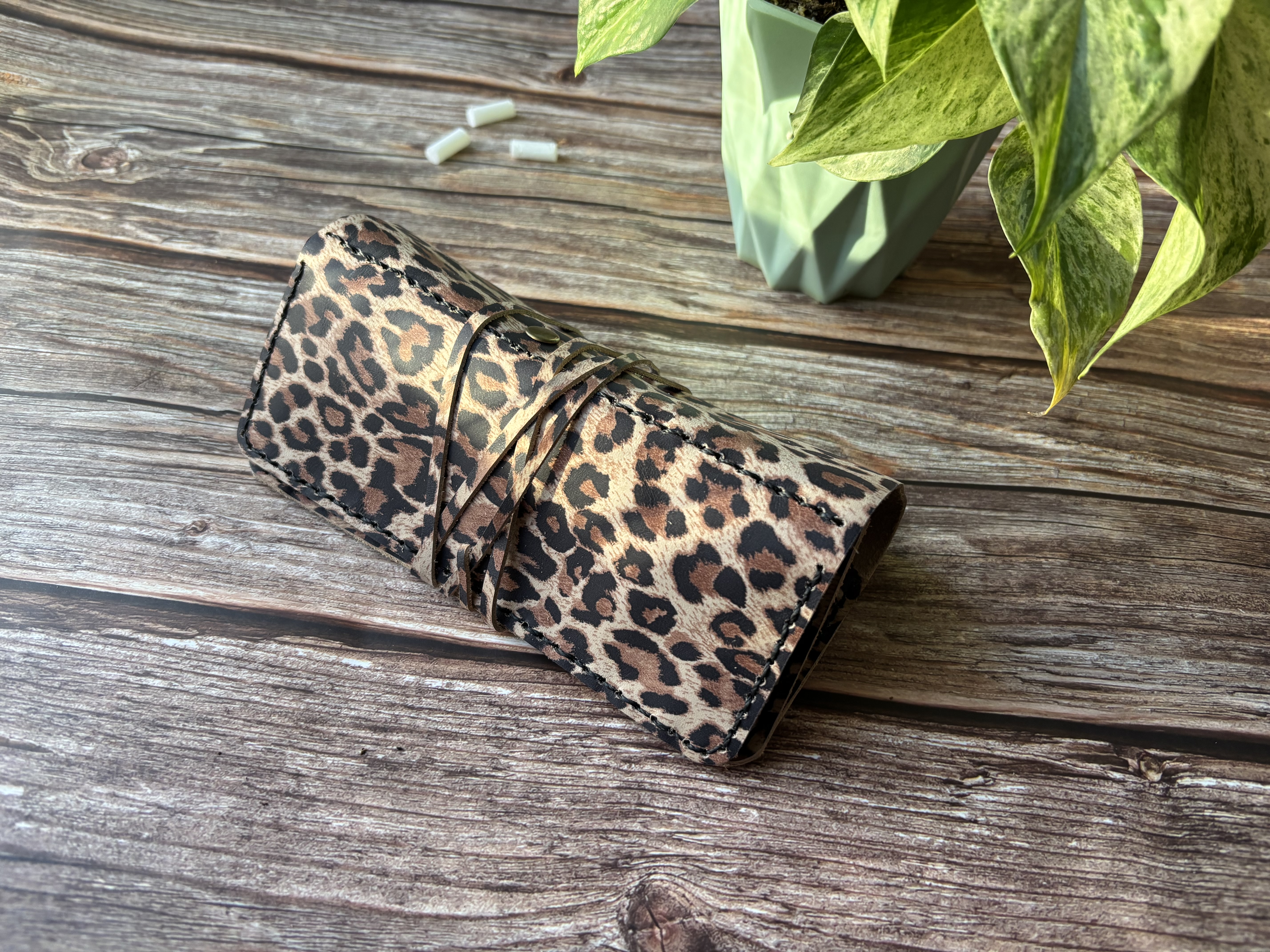Tabaquera de cuero color Leopardo Blanco 5