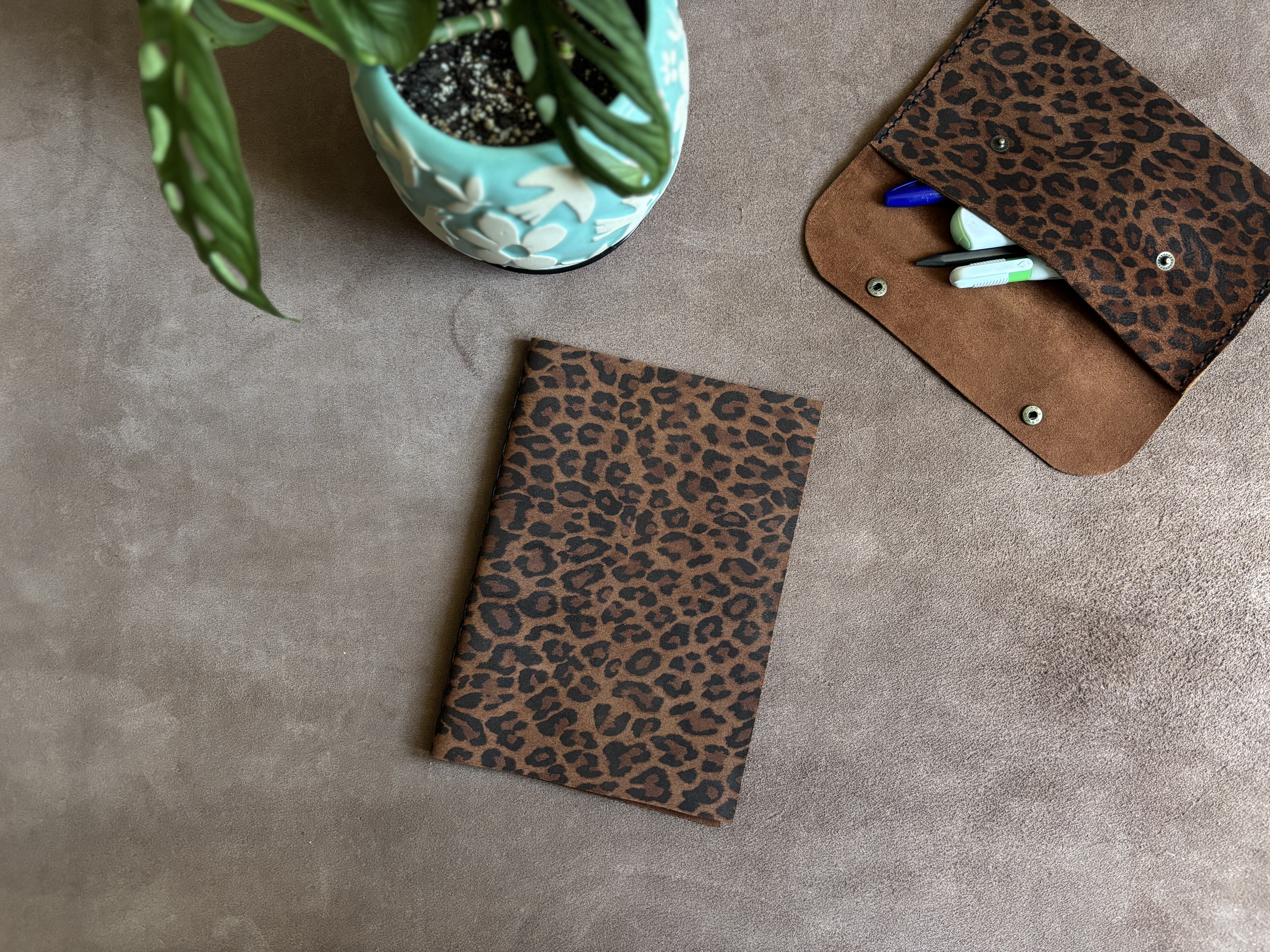 Bitácora Grande cuero color Leopardo Roble 4