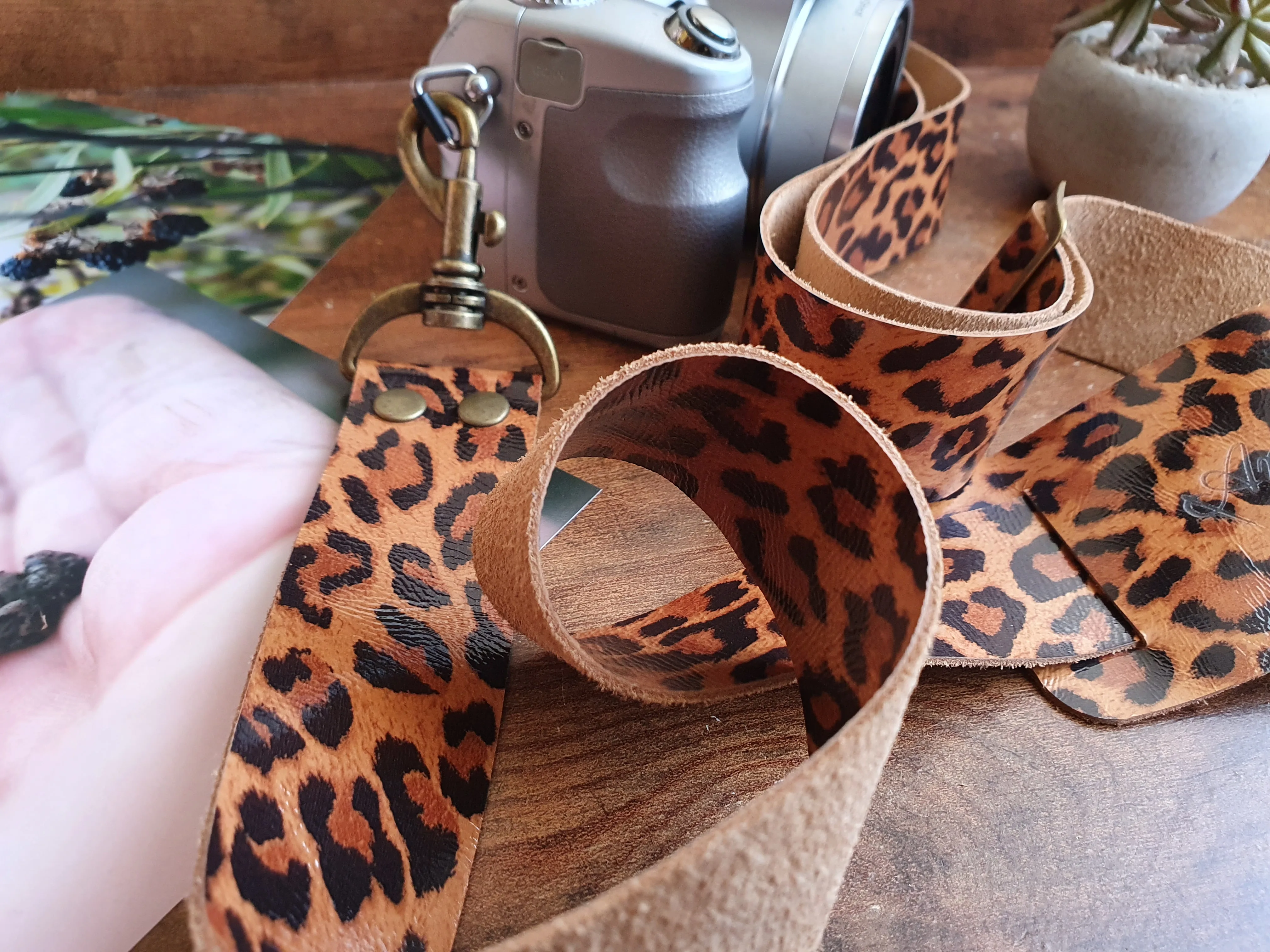 Strap de cuero para cámara fotográfica color  Leopardo ETM 4