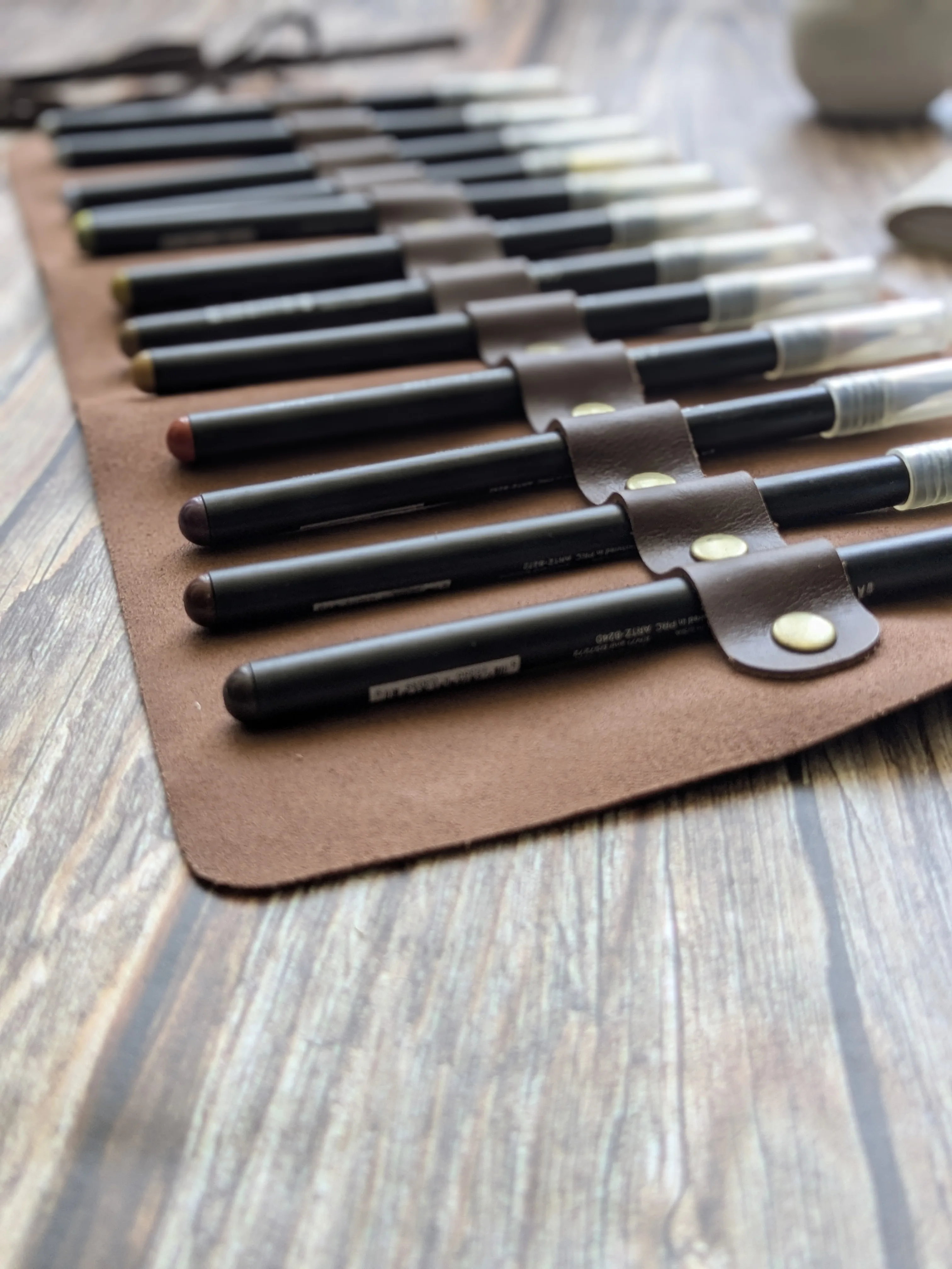Estuche de cuero roll-on con 12 compartimientos color Chocolate 3