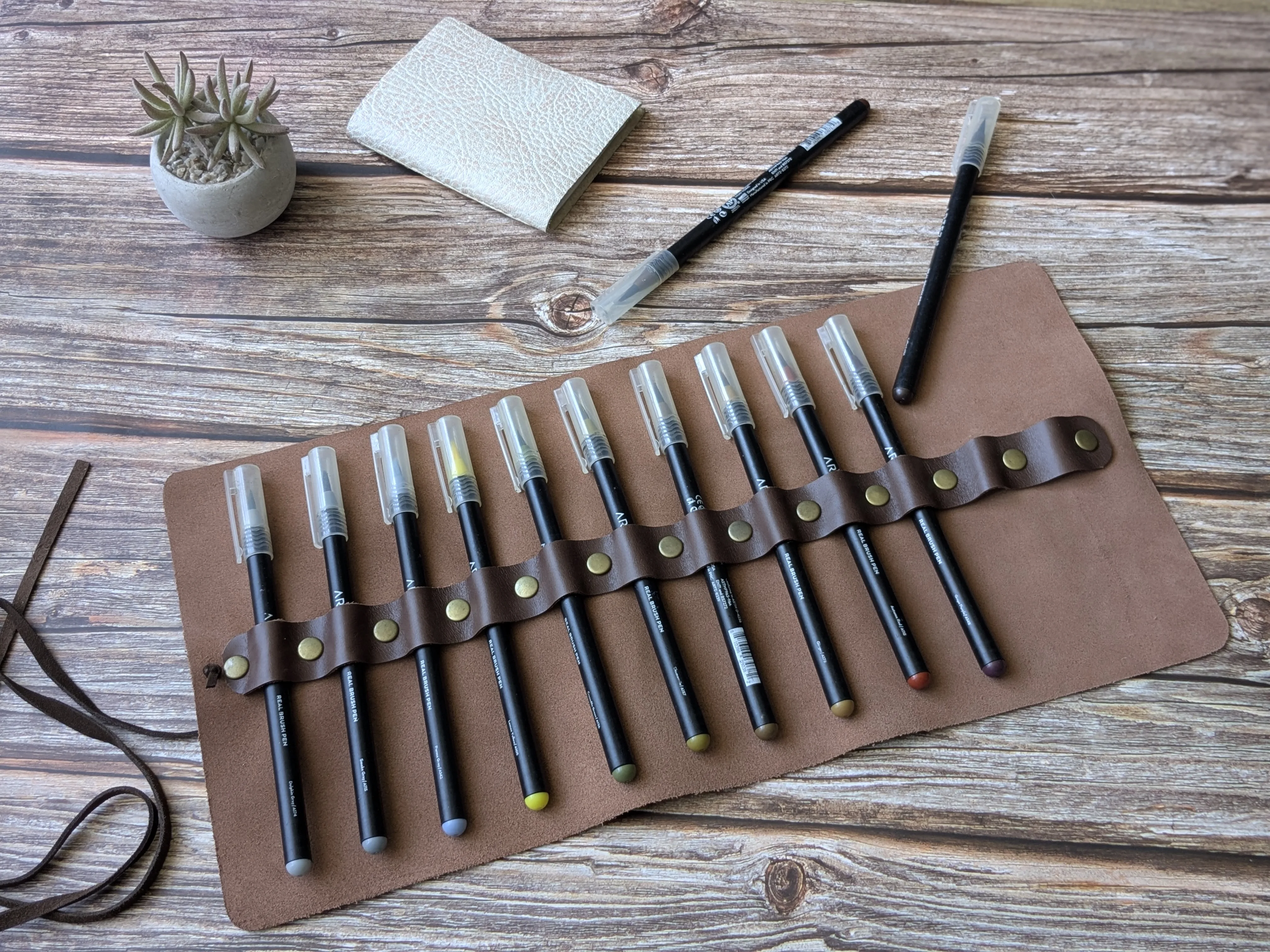 Estuche de cuero roll-on con 12 compartimientos color Chocolate 4