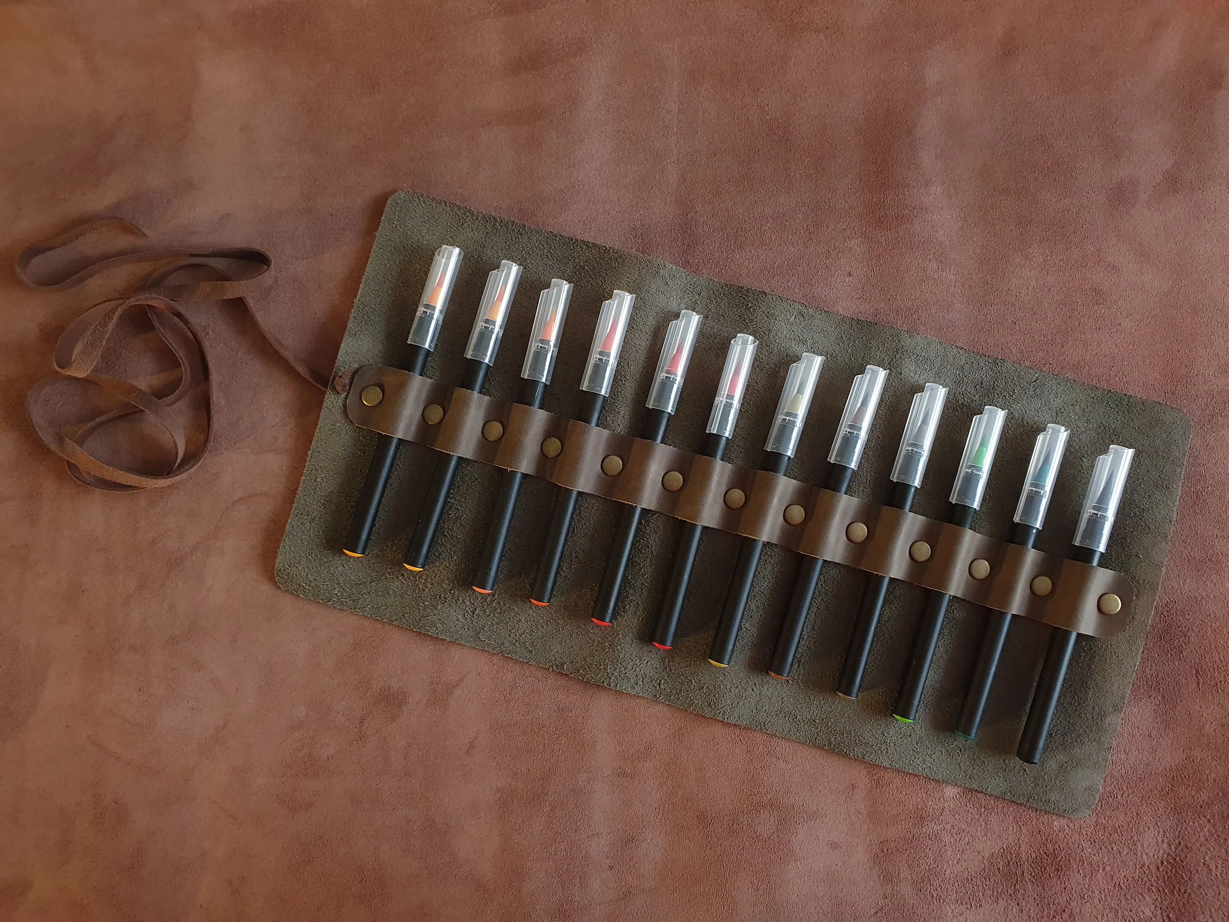 Estuche de cuero roll-on con 12 comportamientos color Musgo Chocolate 1