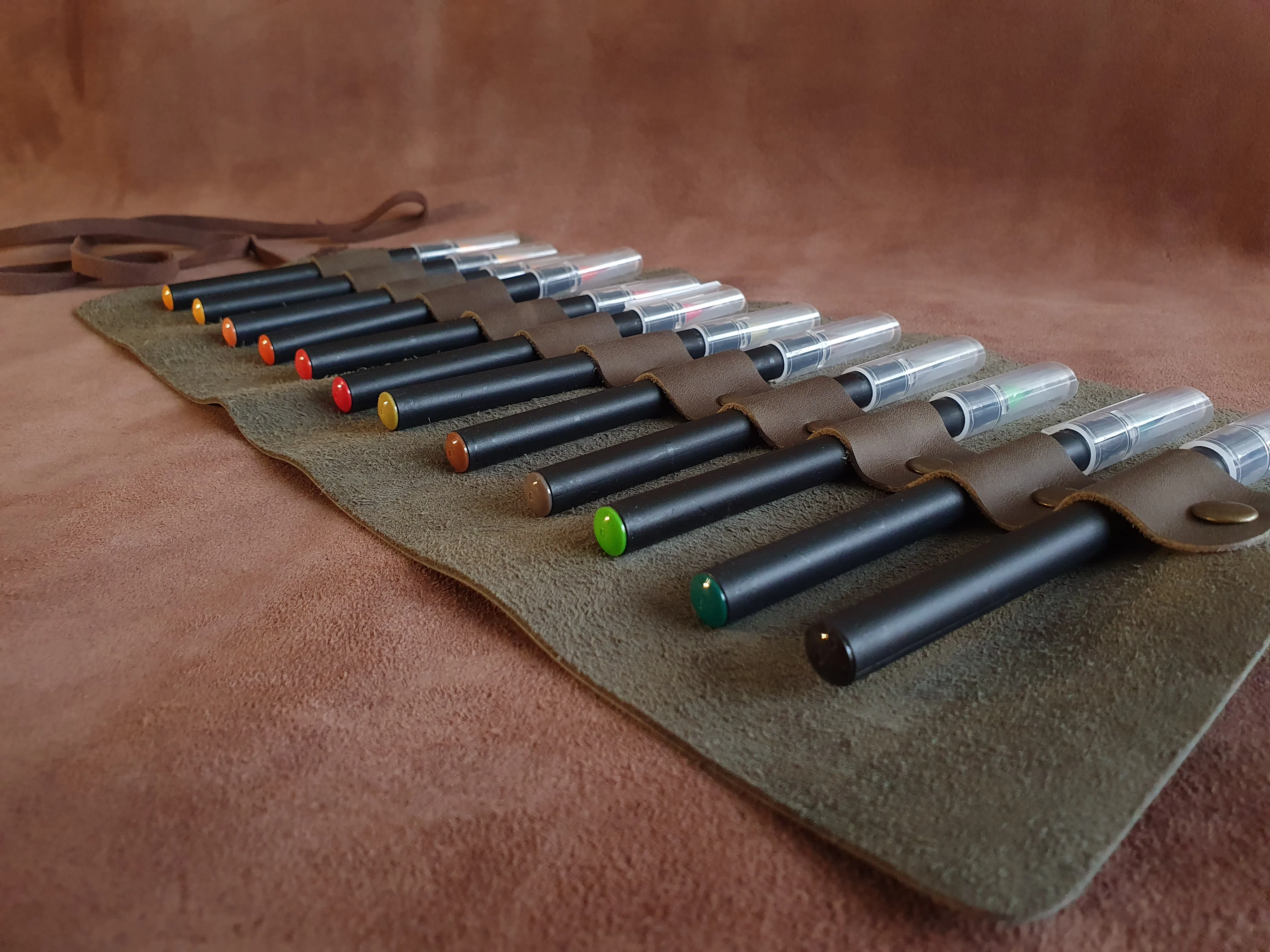 Estuche de cuero roll-on con 12 comportamientos color Musgo Chocolate 6
