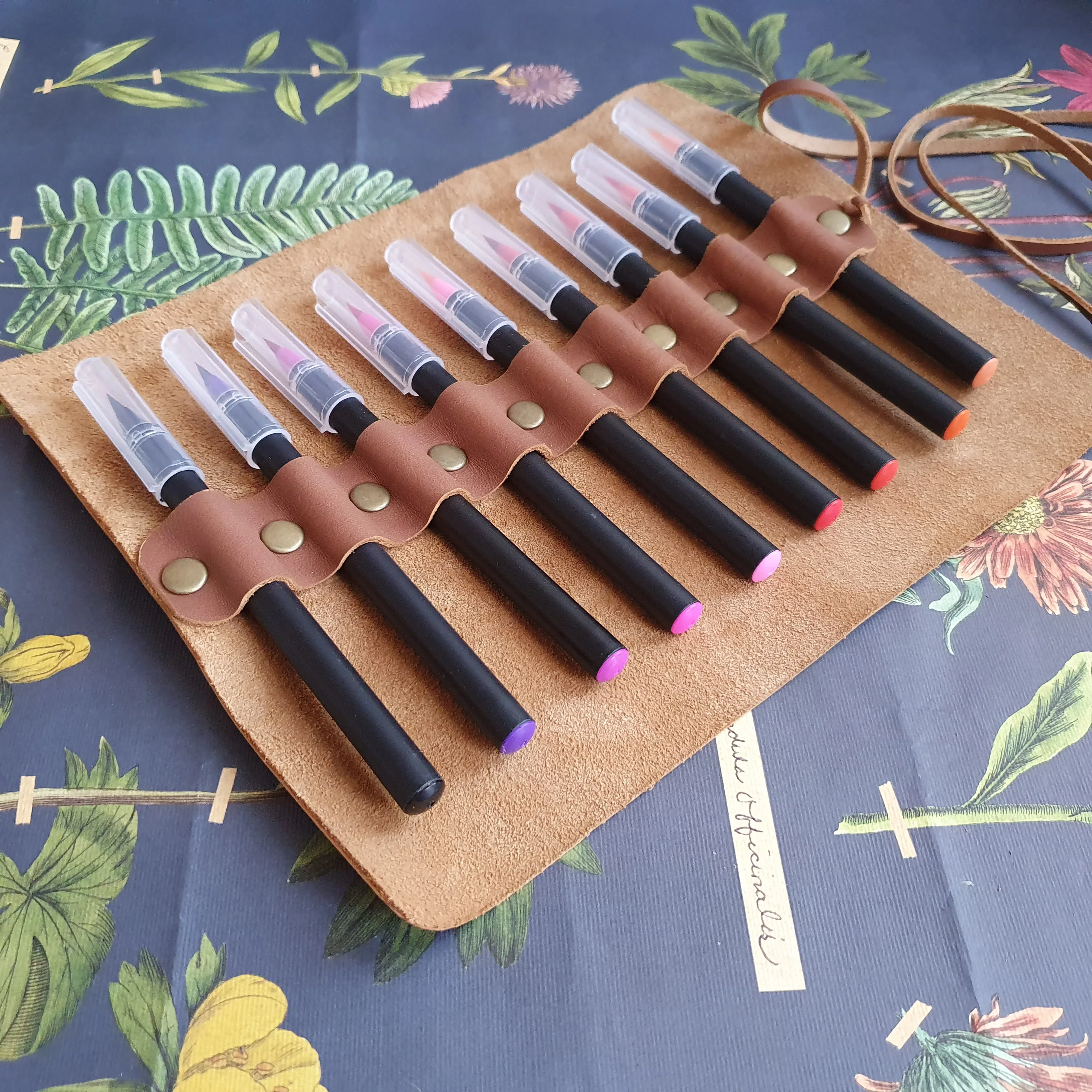 Estuche de cuero roll-on con 9 compartimientos color Nuez 2