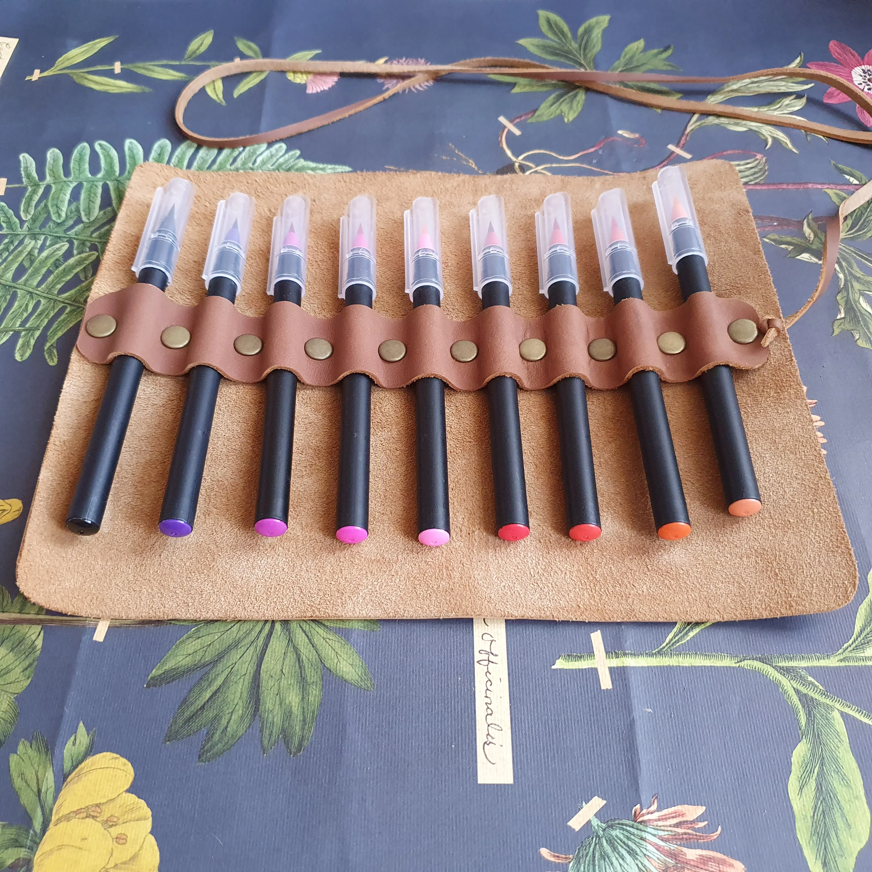 Estuche de cuero roll-on con 9 compartimientos color Nuez 4