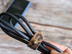 Organizador de cables color Leopardo Taupe