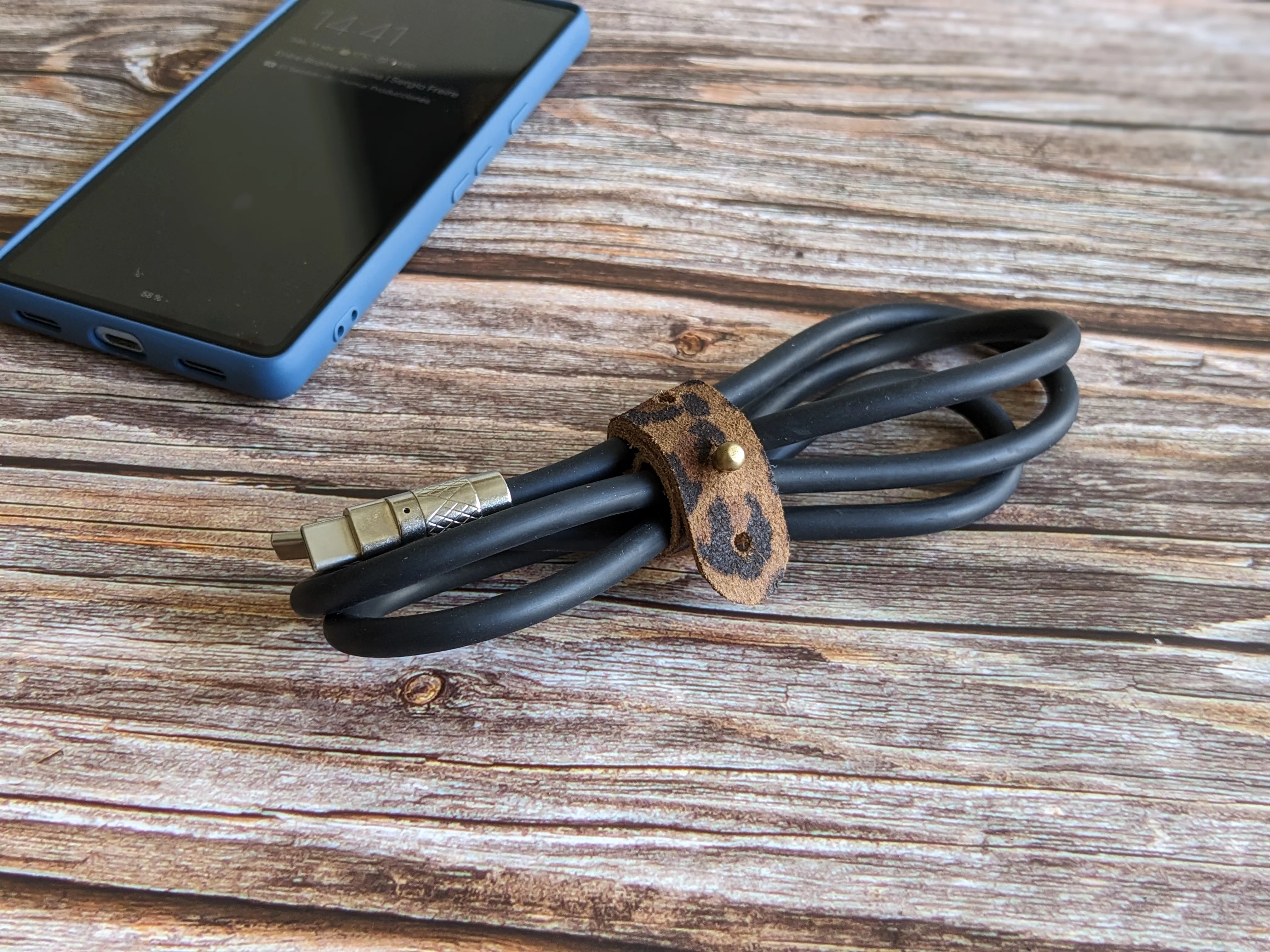 Organizador de cables color Leopardo Taupe 2