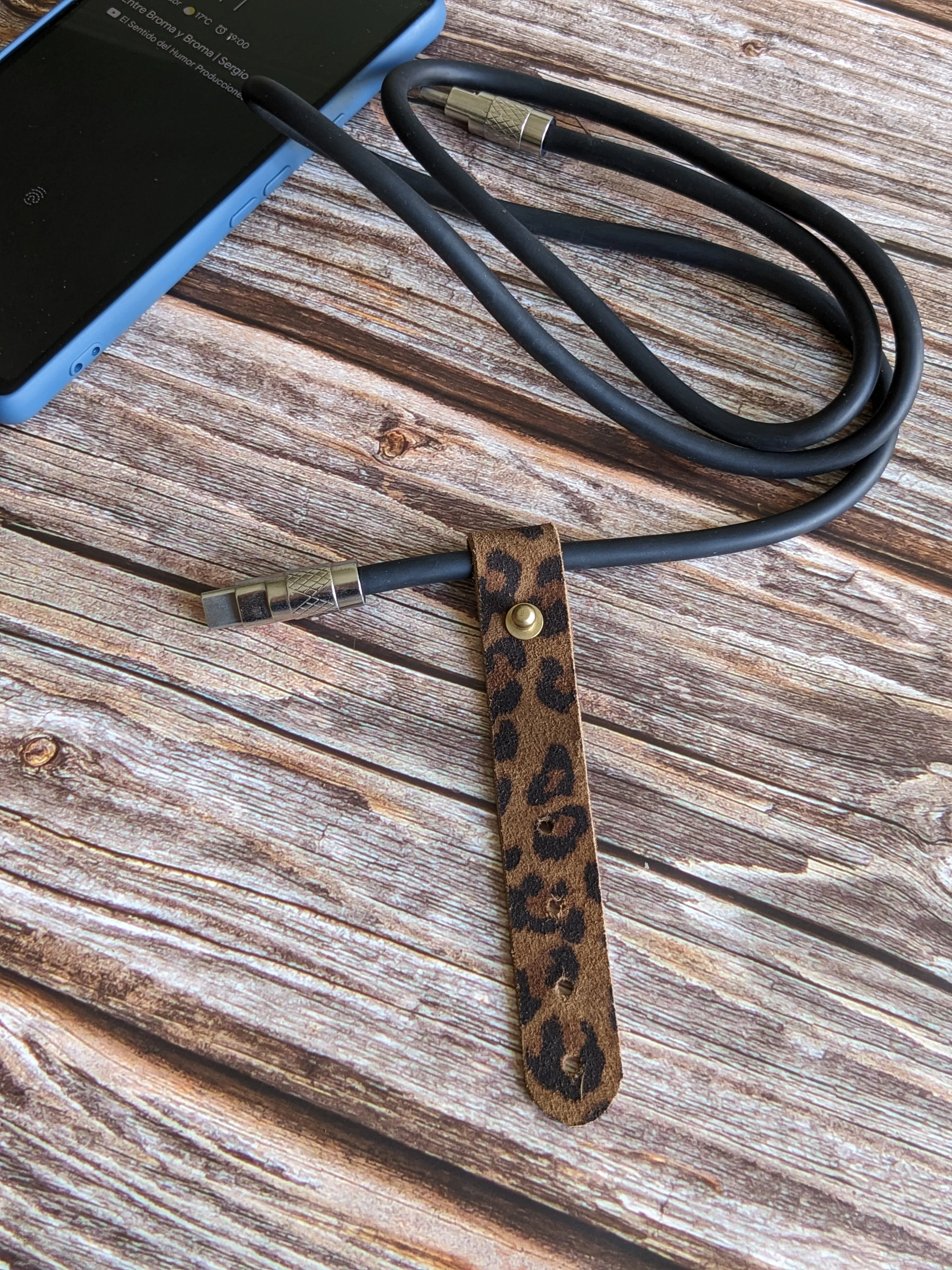Organizador de cables color Leopardo Taupe 3