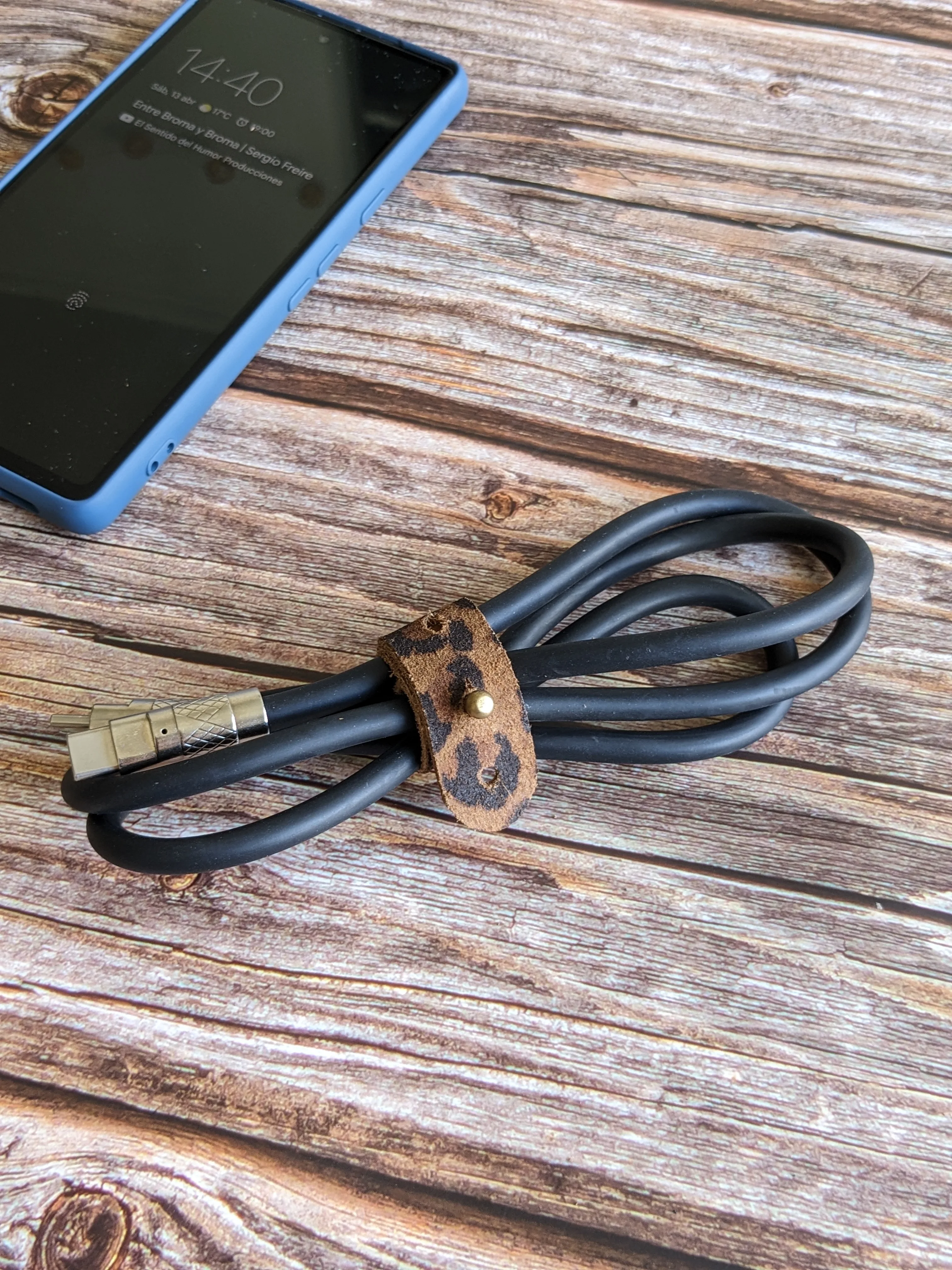 Organizador de cables color Leopardo Taupe 4