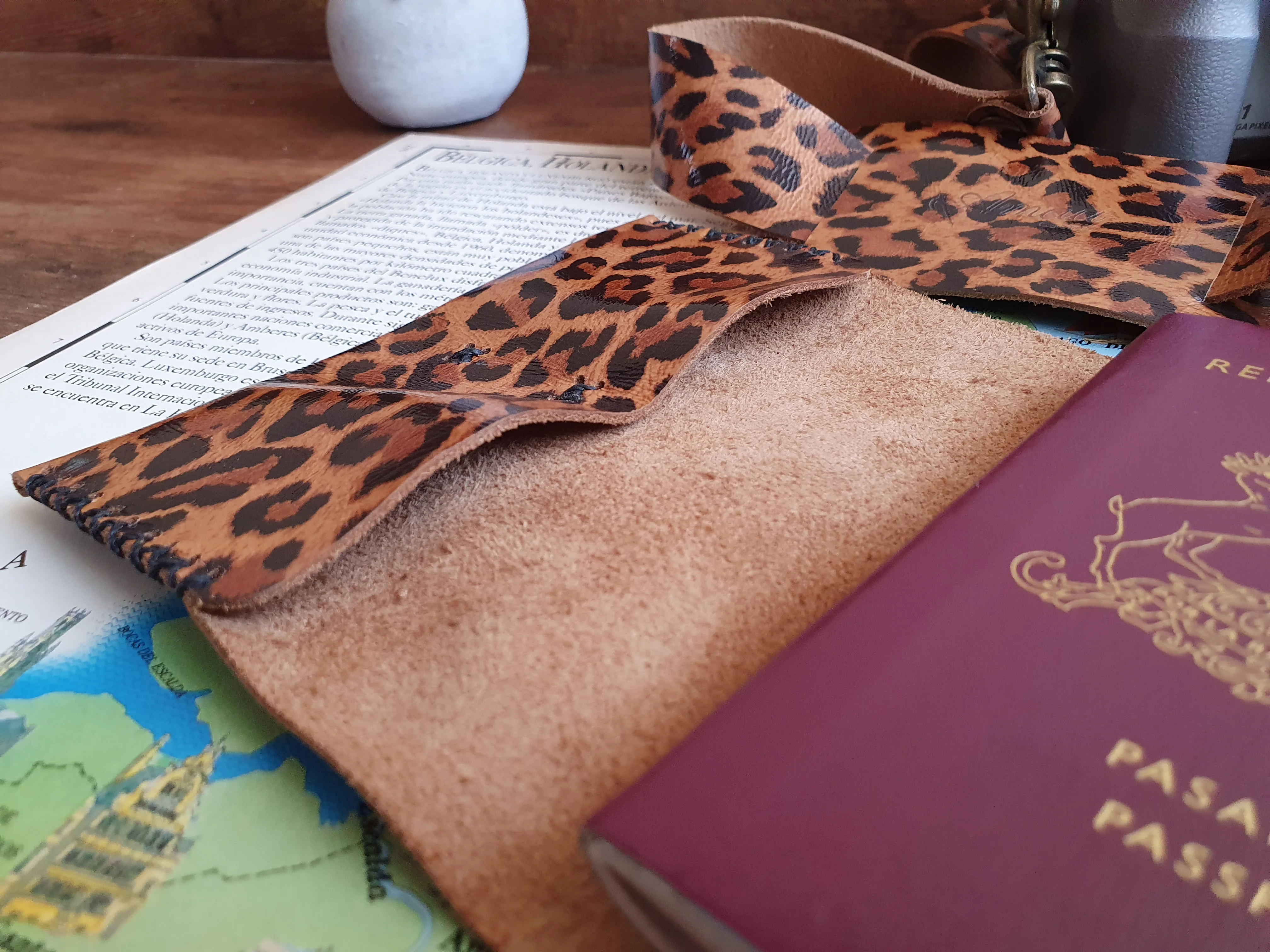 Funda pasaporte de cuero color Leopardo 4