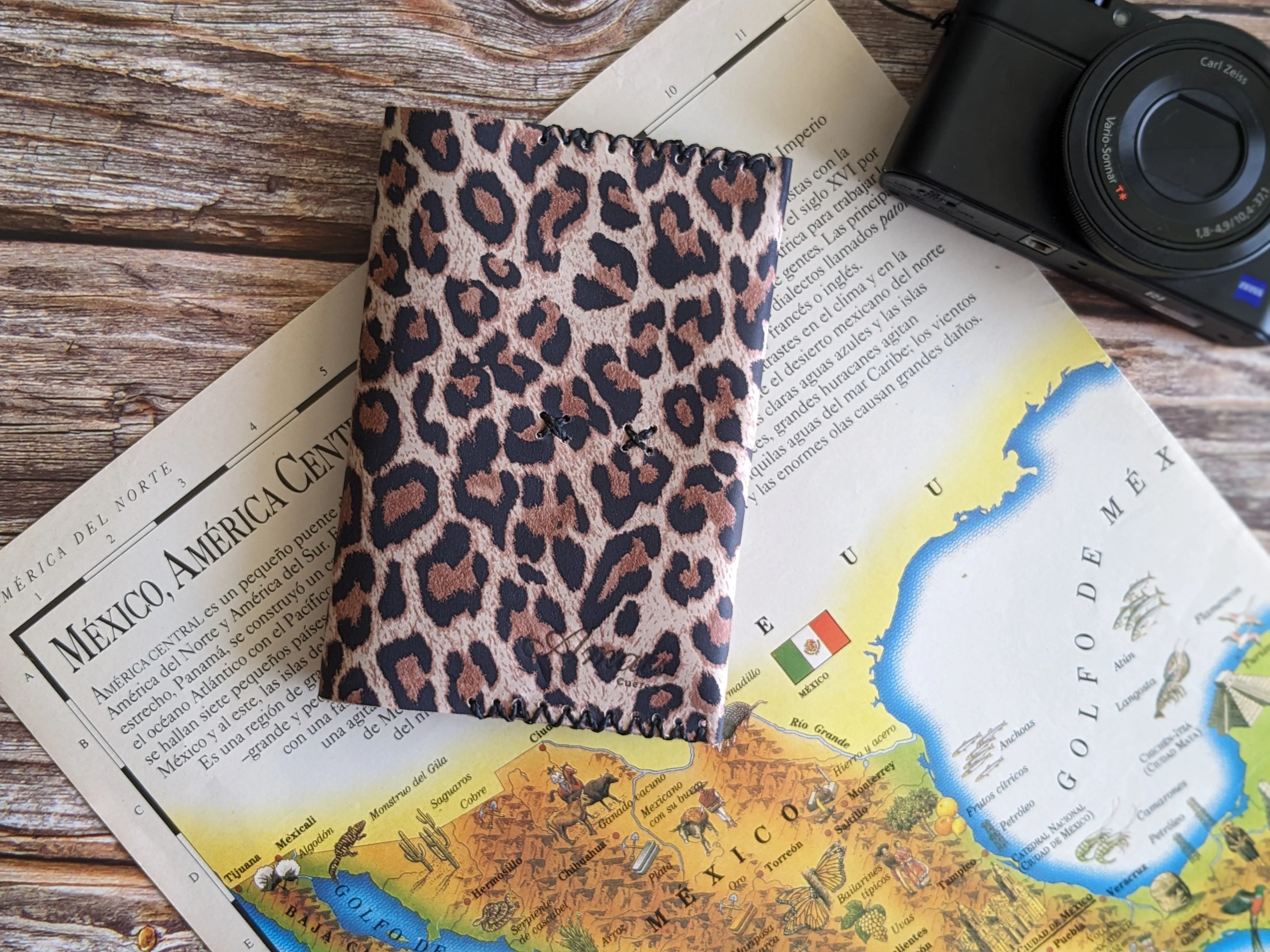 Portapasaporte color Leopardo blanco  2