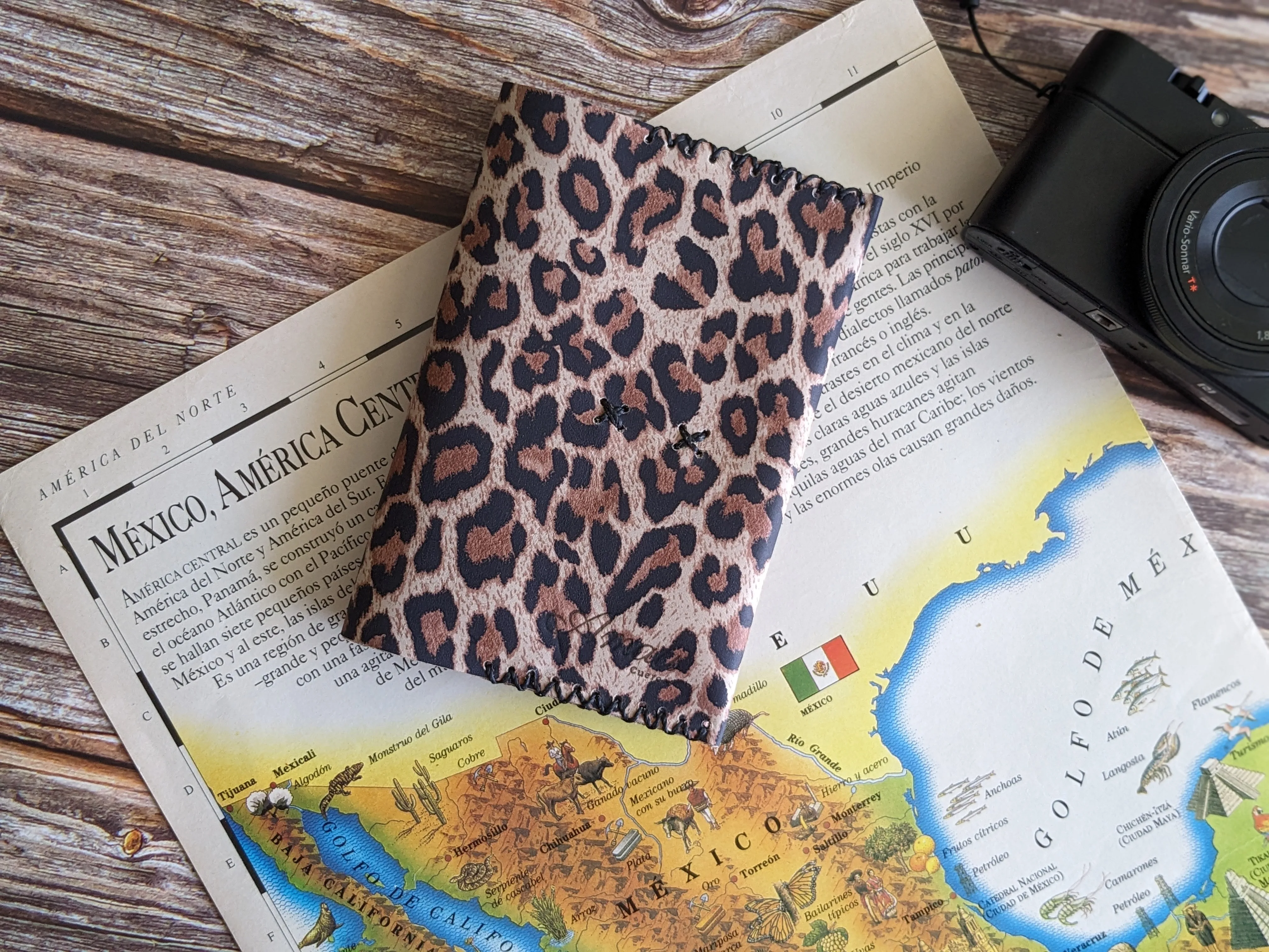 Portapasaporte color Leopardo blanco  4