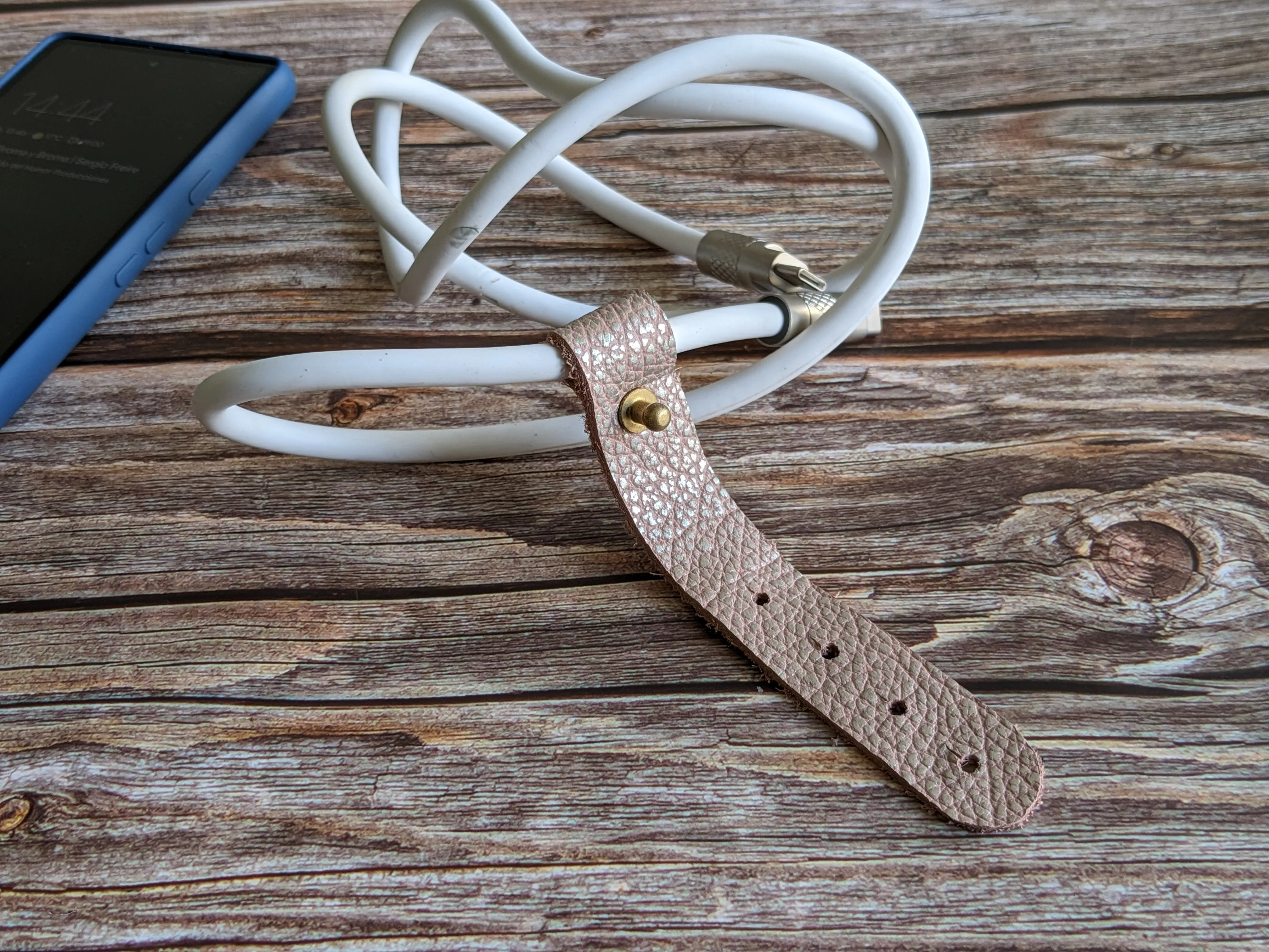 Organizador de cables color Rosa Plata  5