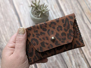 Monedero de cuero color Leopardo Roble 