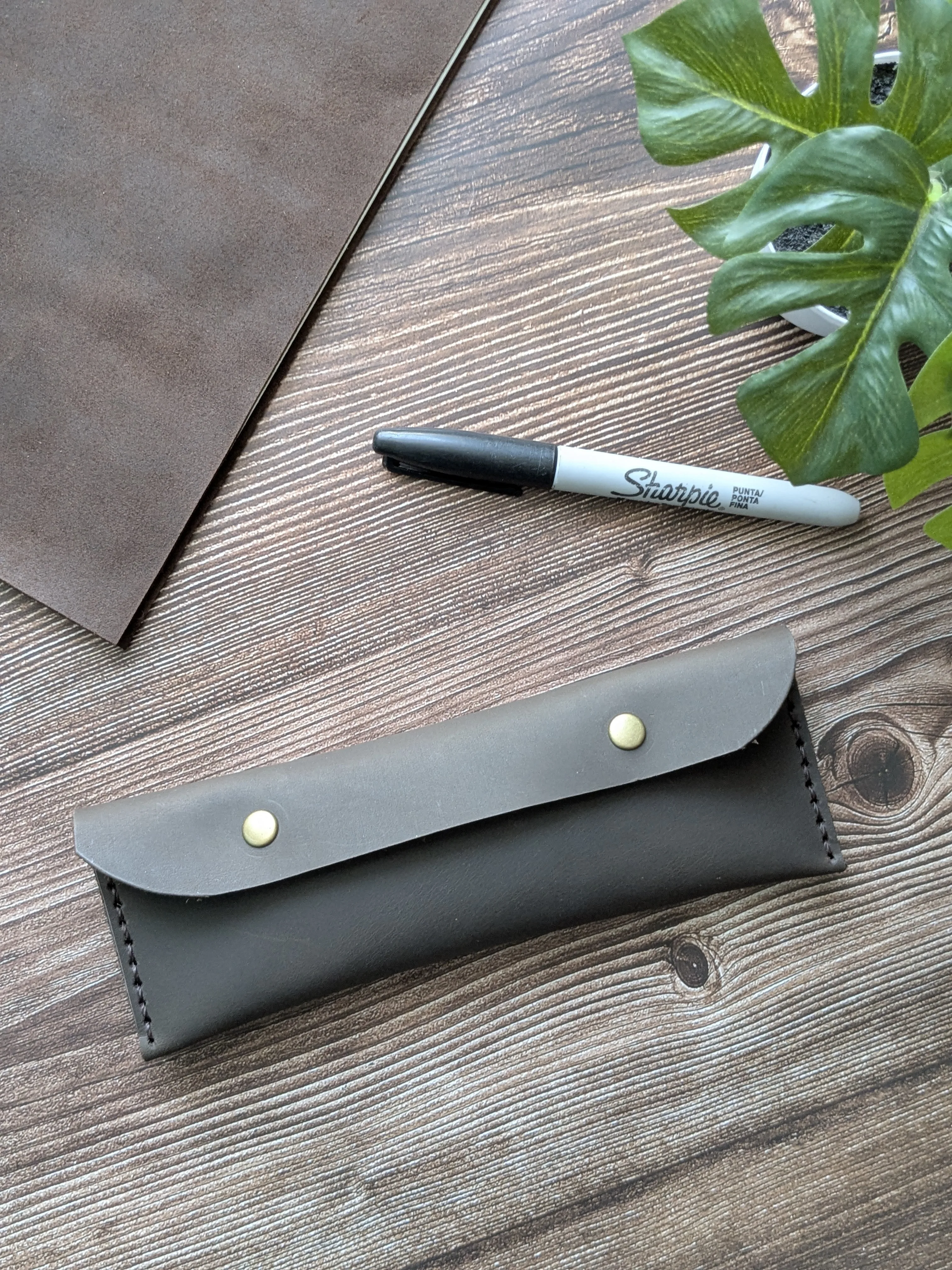 Estuche de cuero color Café Moro S 8