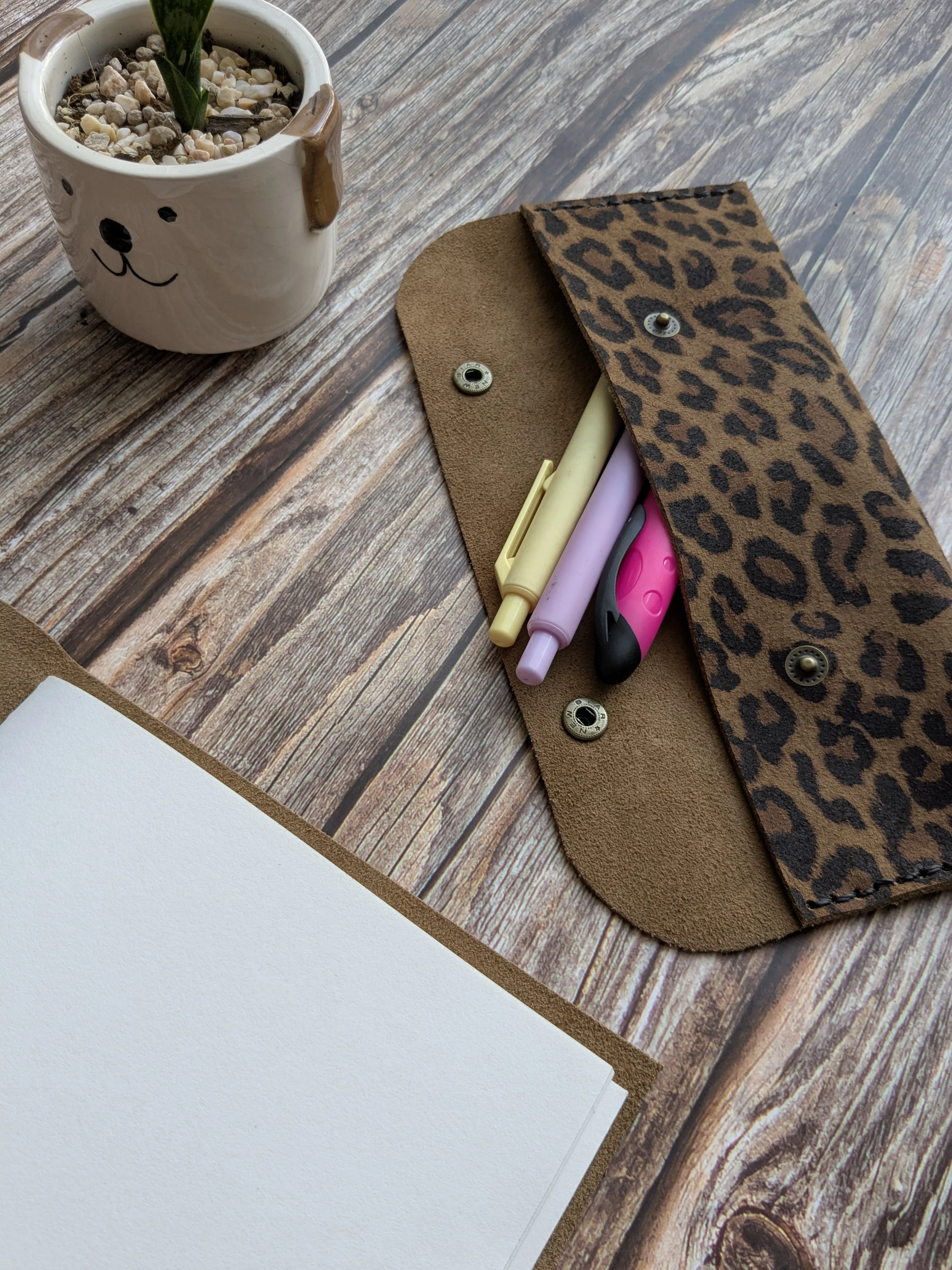 Estuche de cuero S color Leopardo Taupe 12