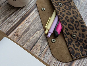 Estuche de cuero S color Leopardo Taupe