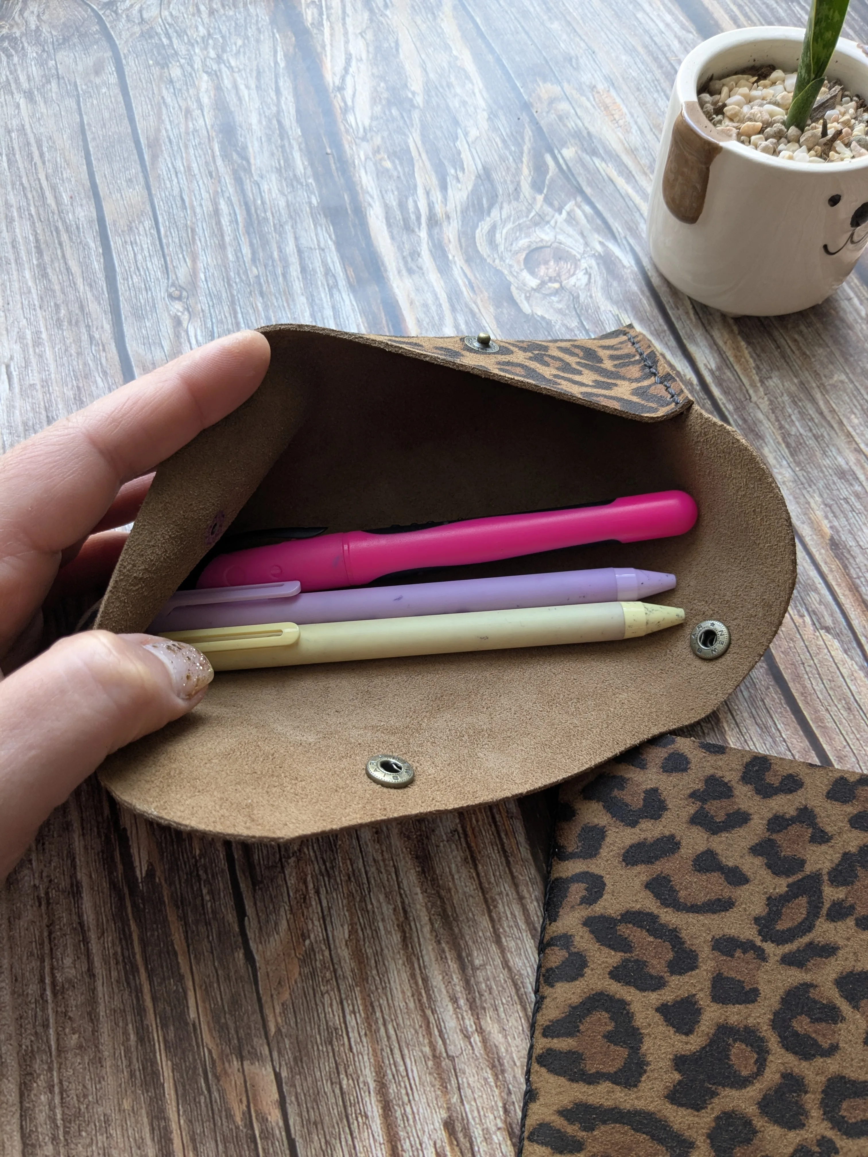 Estuche de cuero S color Leopardo Taupe 3
