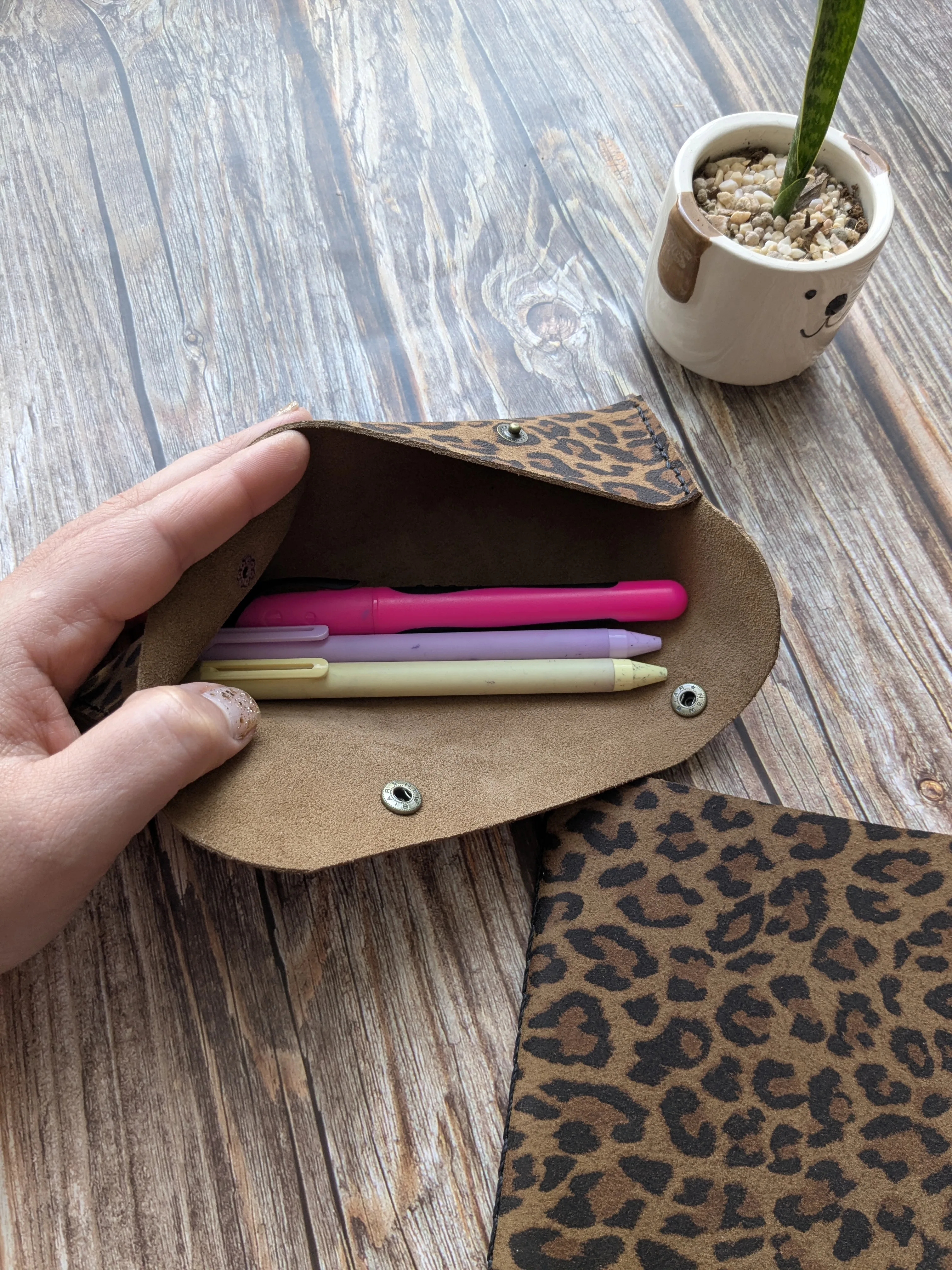 Estuche de cuero S color Leopardo Taupe 4
