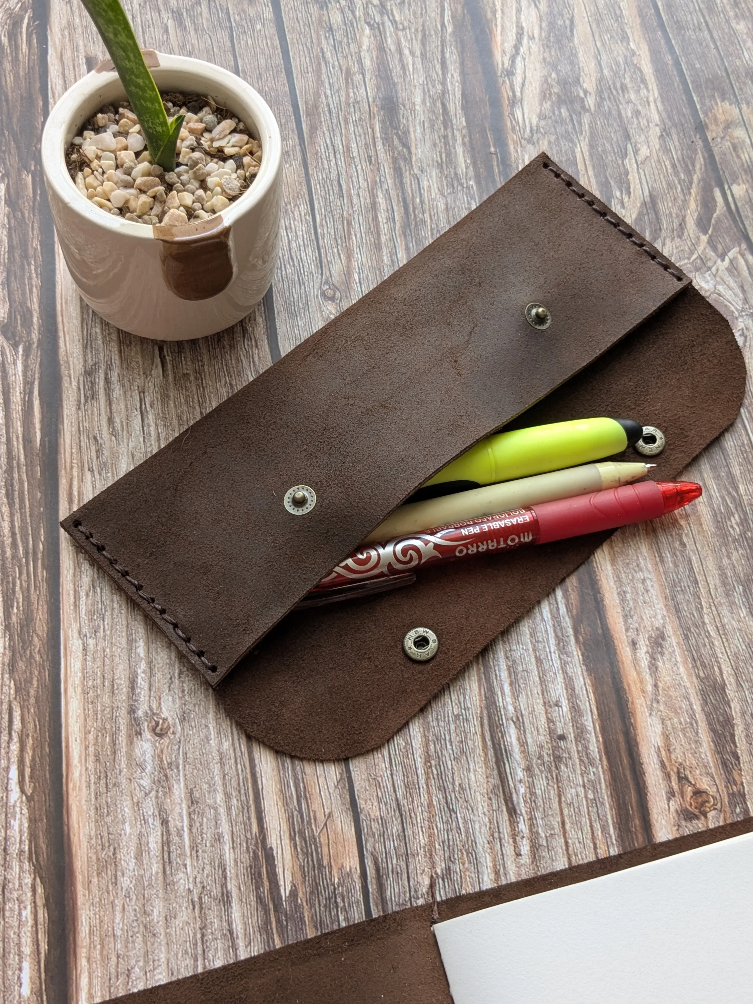 Estuche de cuero De color Chocolate  1