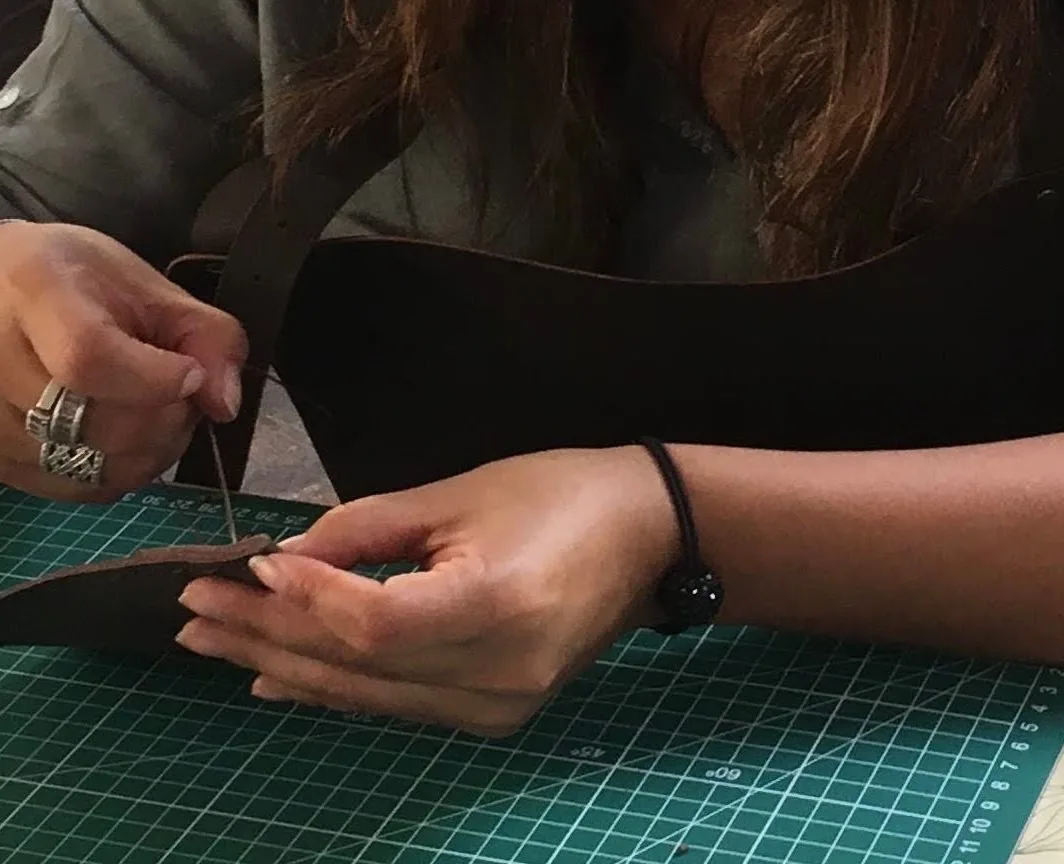 Taller haz tu propia billetera de cuero 6