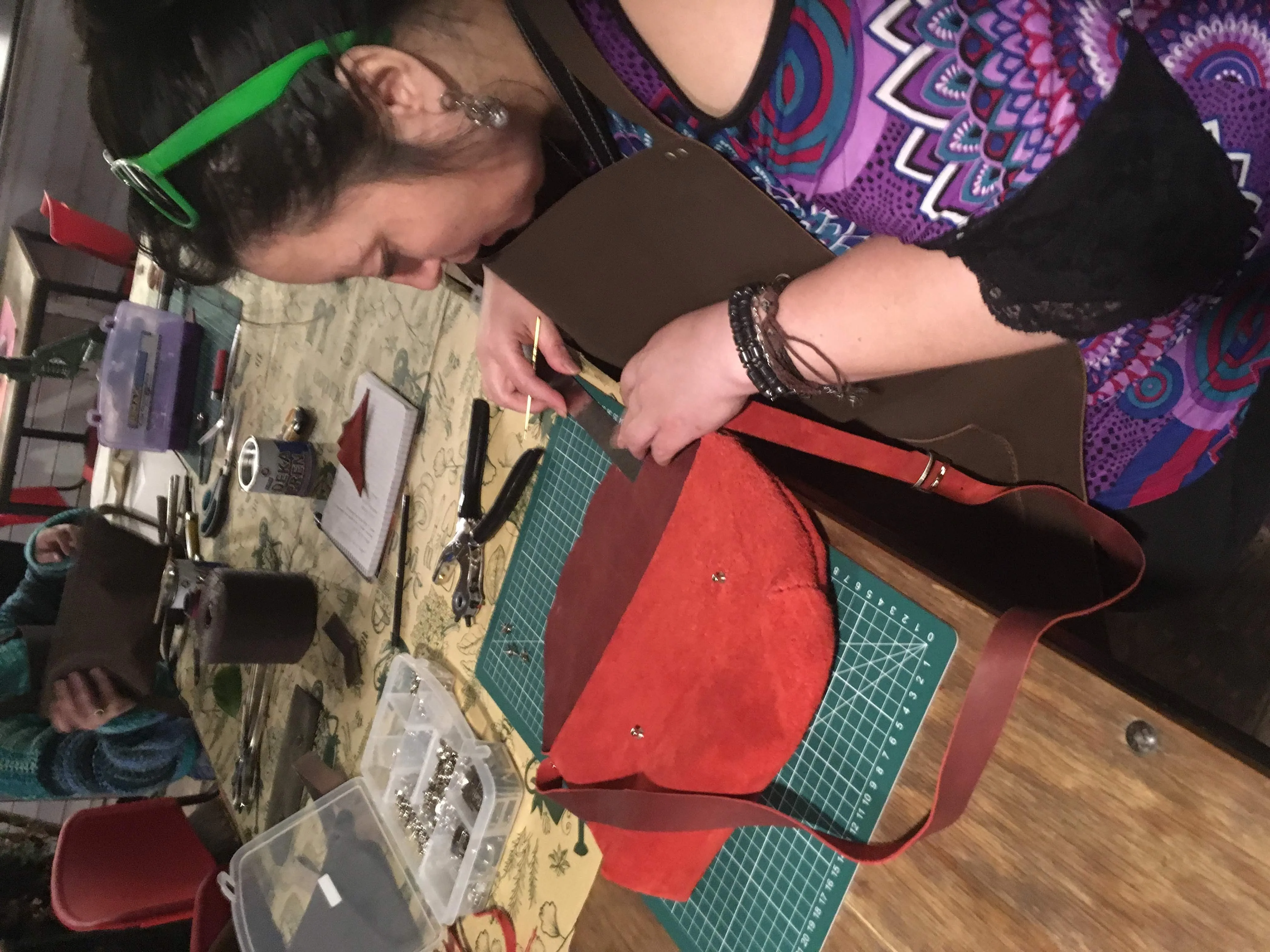 Taller para fabricar y diseñar tu propio bolso de cuero 13
