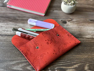 Estuche de cuero color Matuasto Rojo L