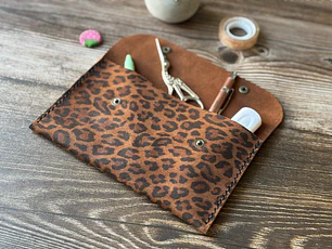 Estuche de cuero color Leopardo Tabaco L
