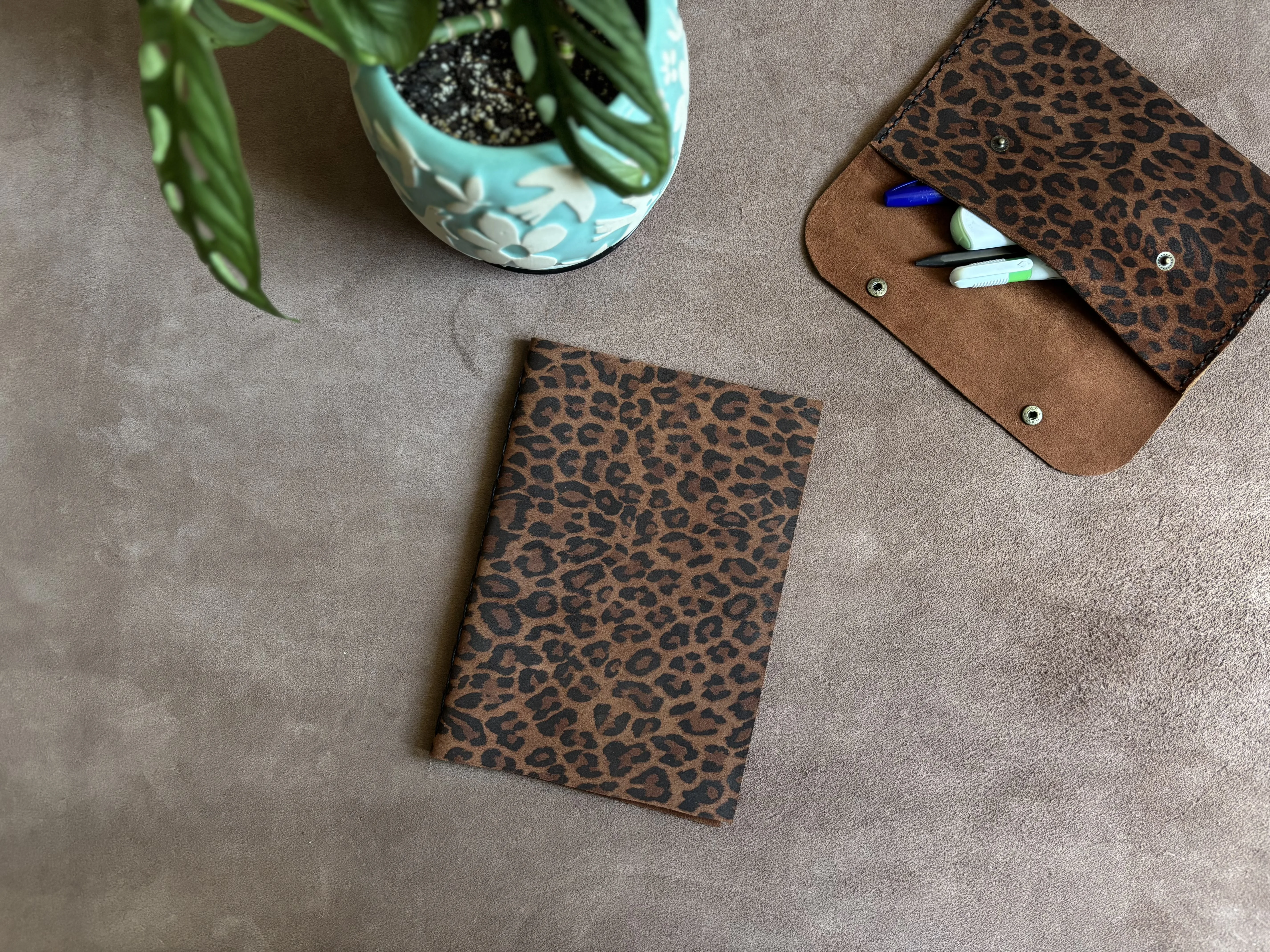 Bitácora Grande cuero color Leopardo Roble 4