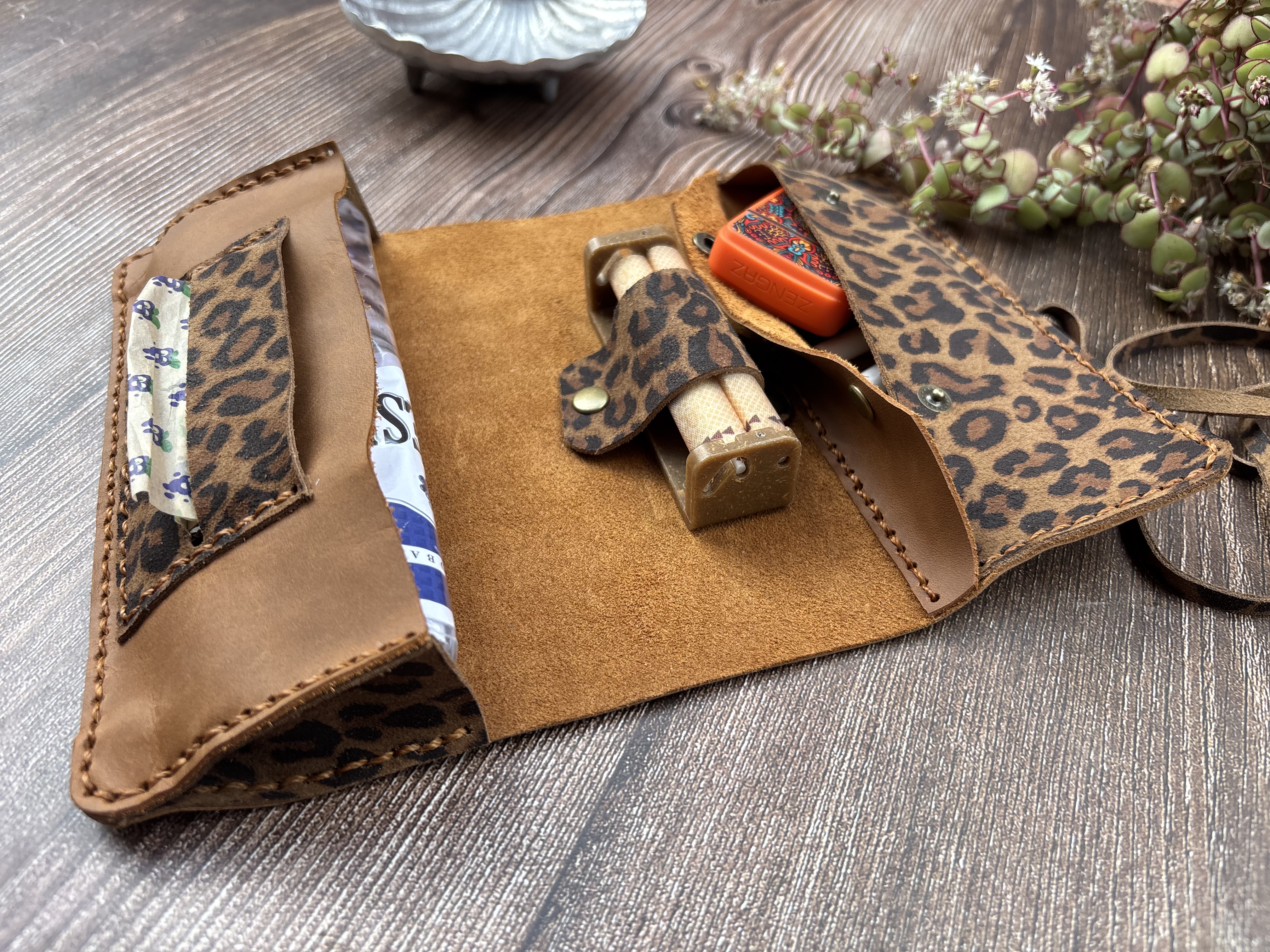 Tabaquera de cuero color Leopardo Camel 4