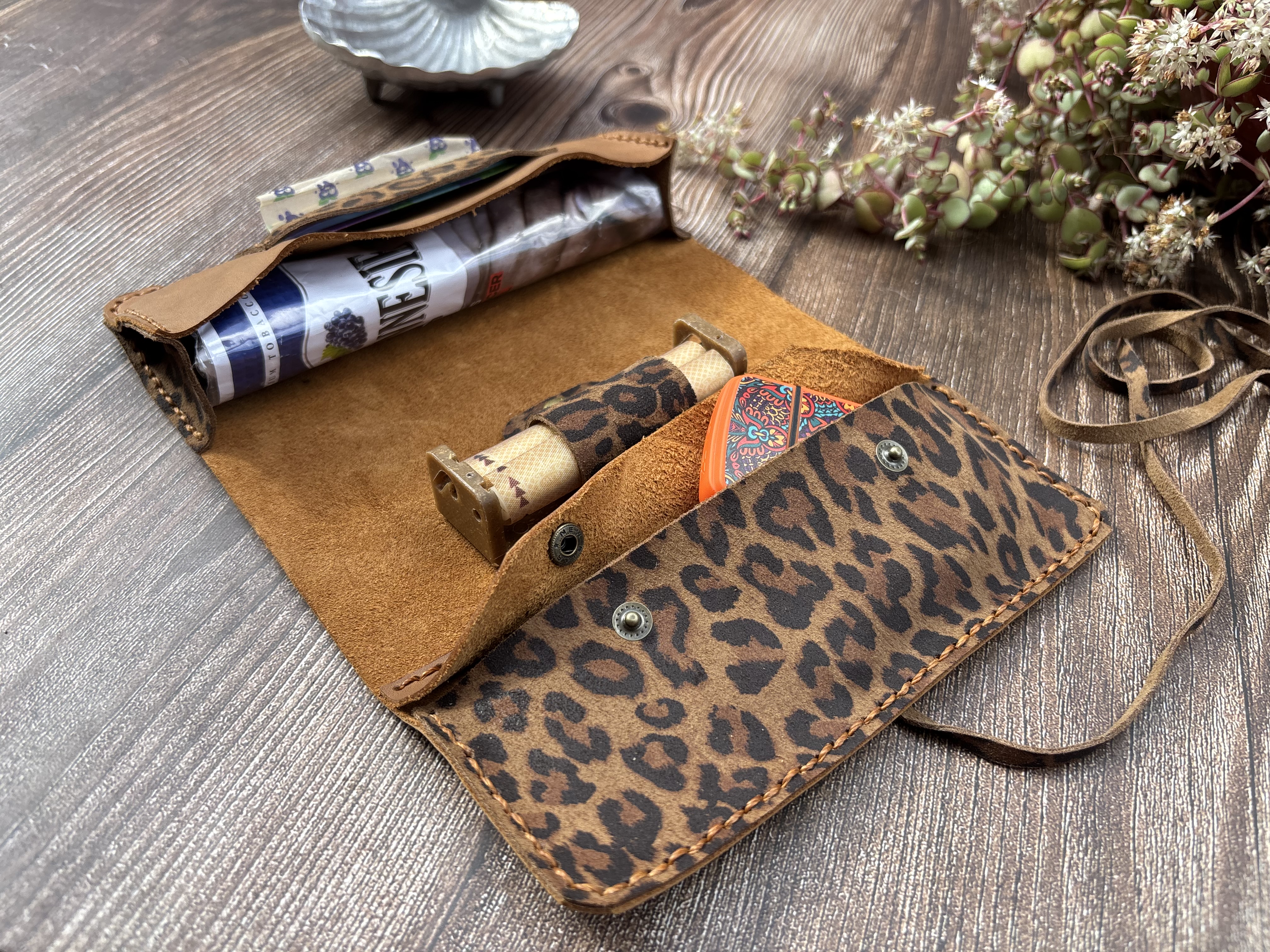 Tabaquera de cuero color Leopardo Camel 6