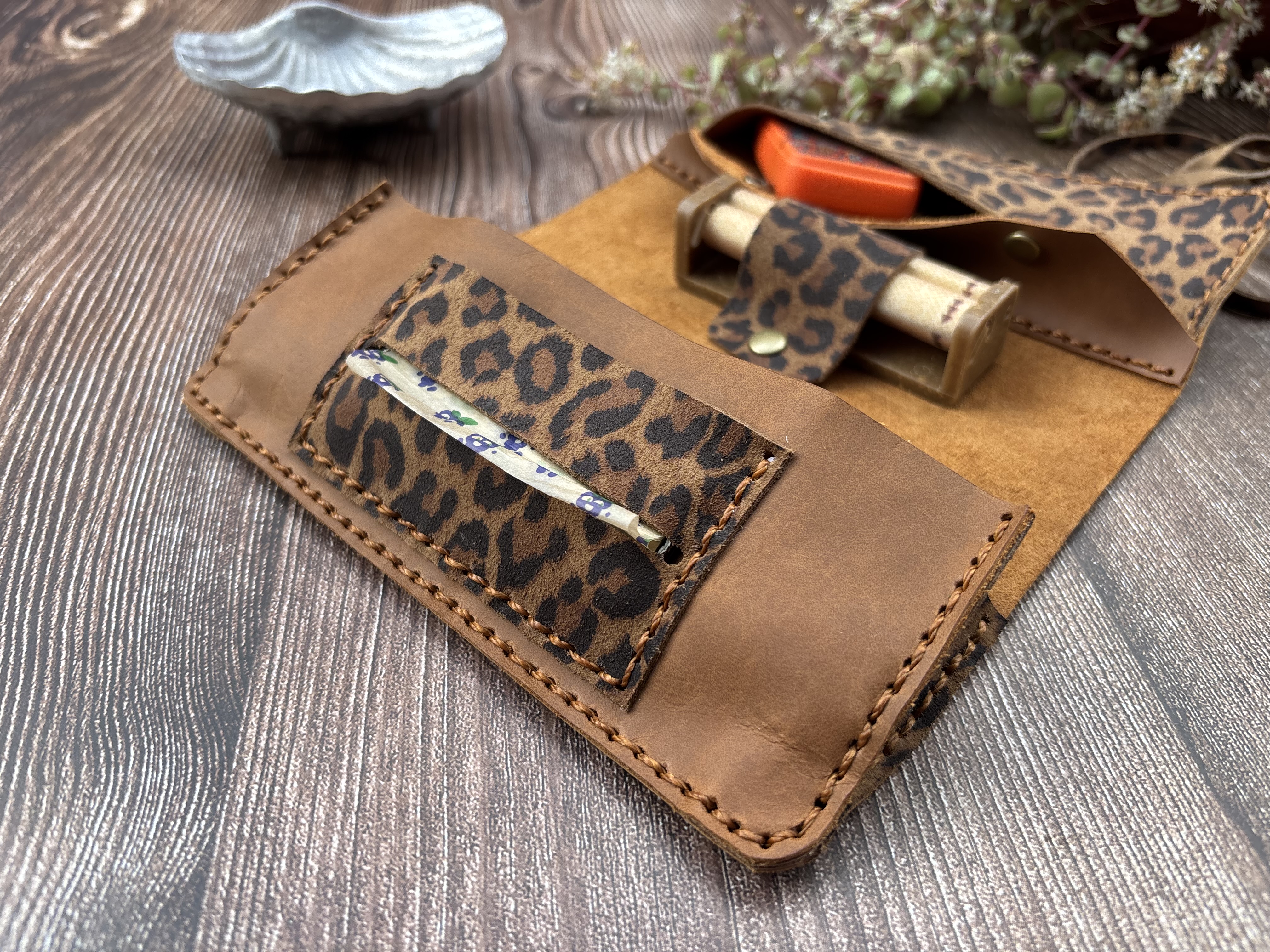 Tabaquera de cuero color Leopardo Camel 9