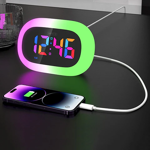 Reloj despertador con luz multicolor selectiva y función cargador de celular