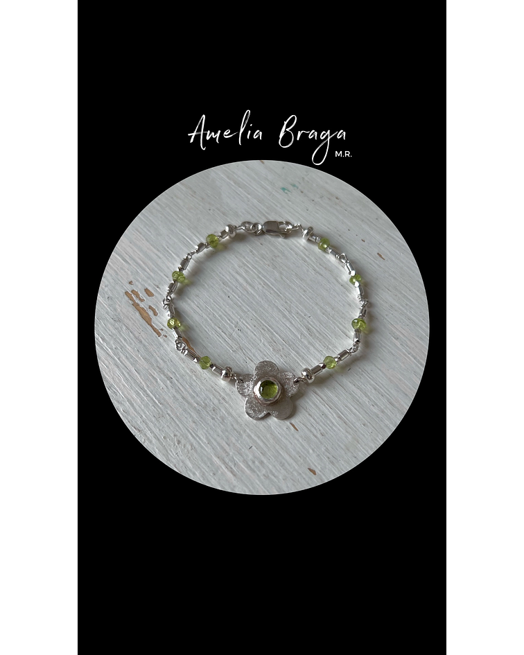 Pulsera peridotos y flor