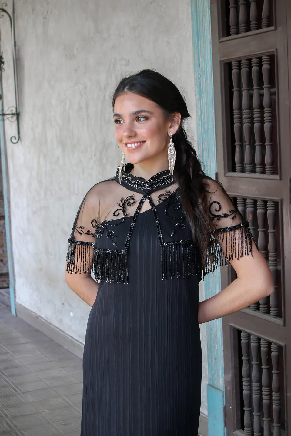 ARRIENDO CAPA BORDADA A MANO NEGRA 3