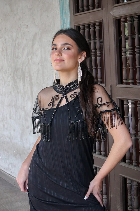 ARRIENDO CAPA BORDADA A MANO NEGRA
