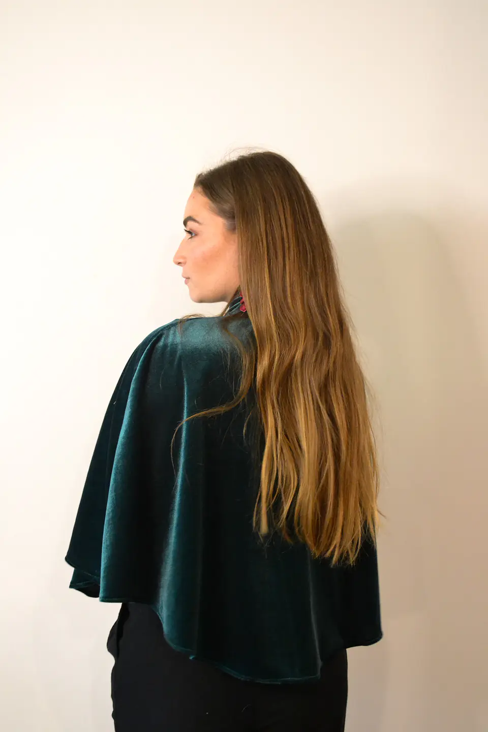CAPA VERDE OSCURO CON CUELLO TERCIOPELO 3