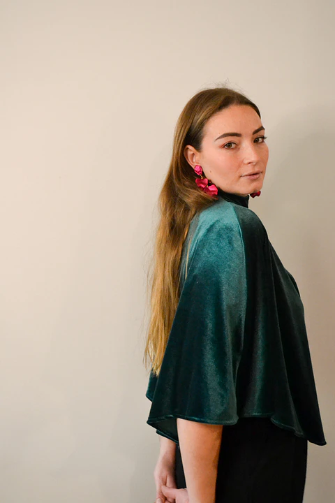 CAPA VERDE OSCURO CON CUELLO TERCIOPELO
