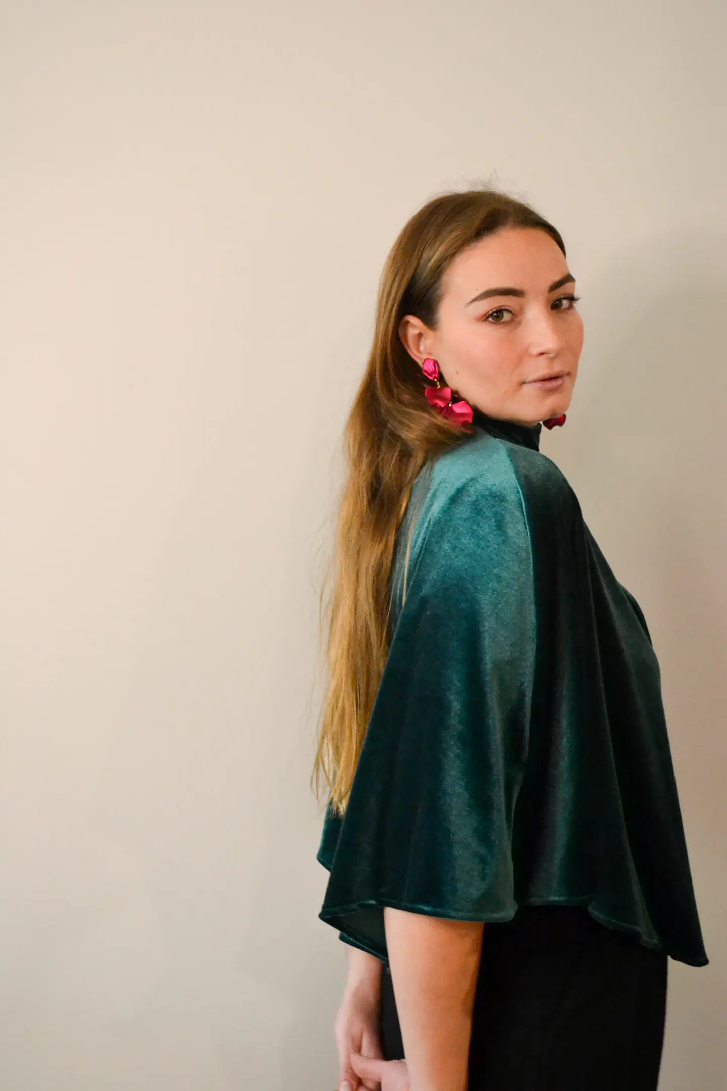 CAPA VERDE OSCURO CON CUELLO TERCIOPELO 2